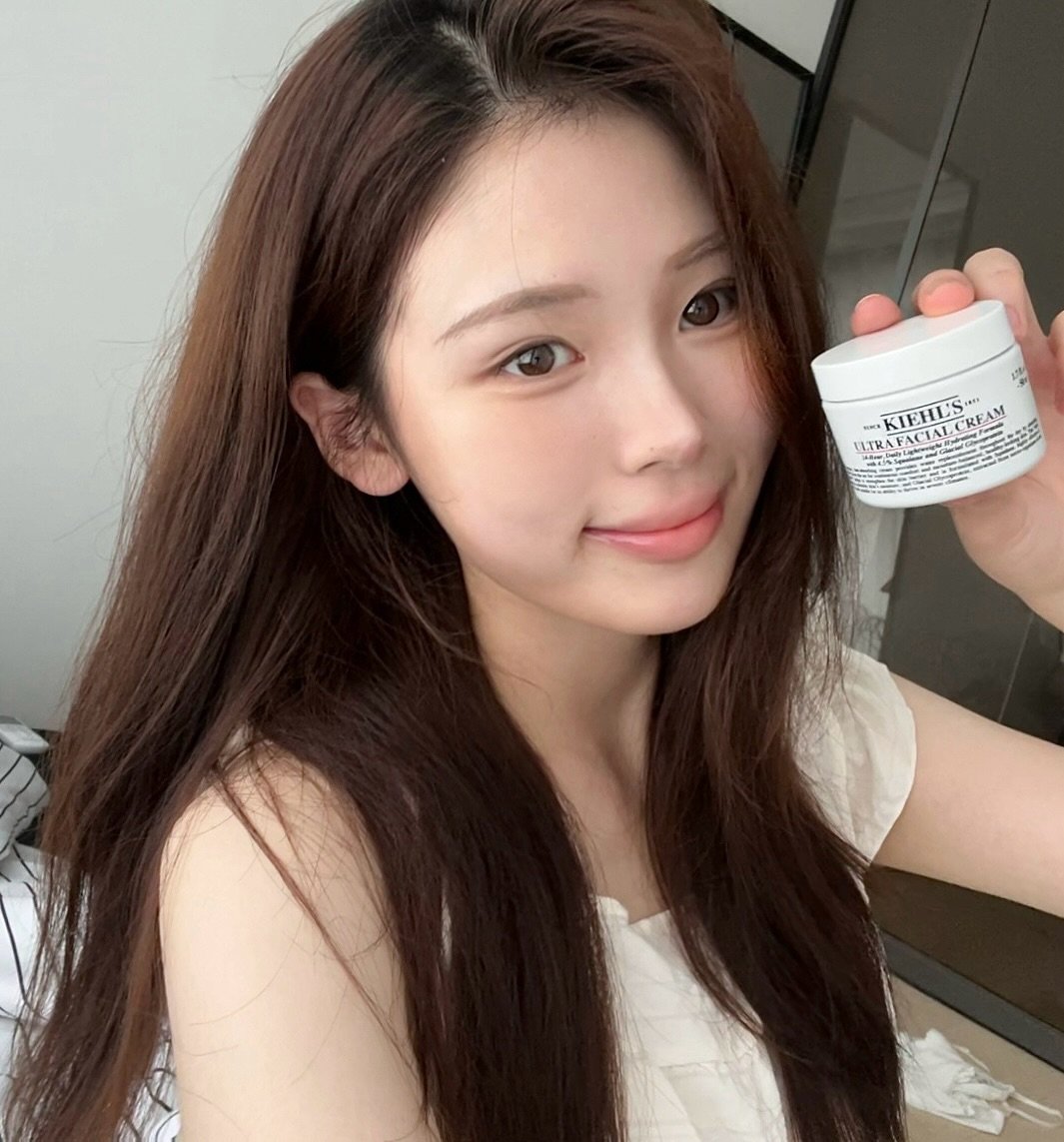 Photo by 안민서 on October 08, 2025. May be an image of one or more people, hair, hair product, hand cream, lotion and text.