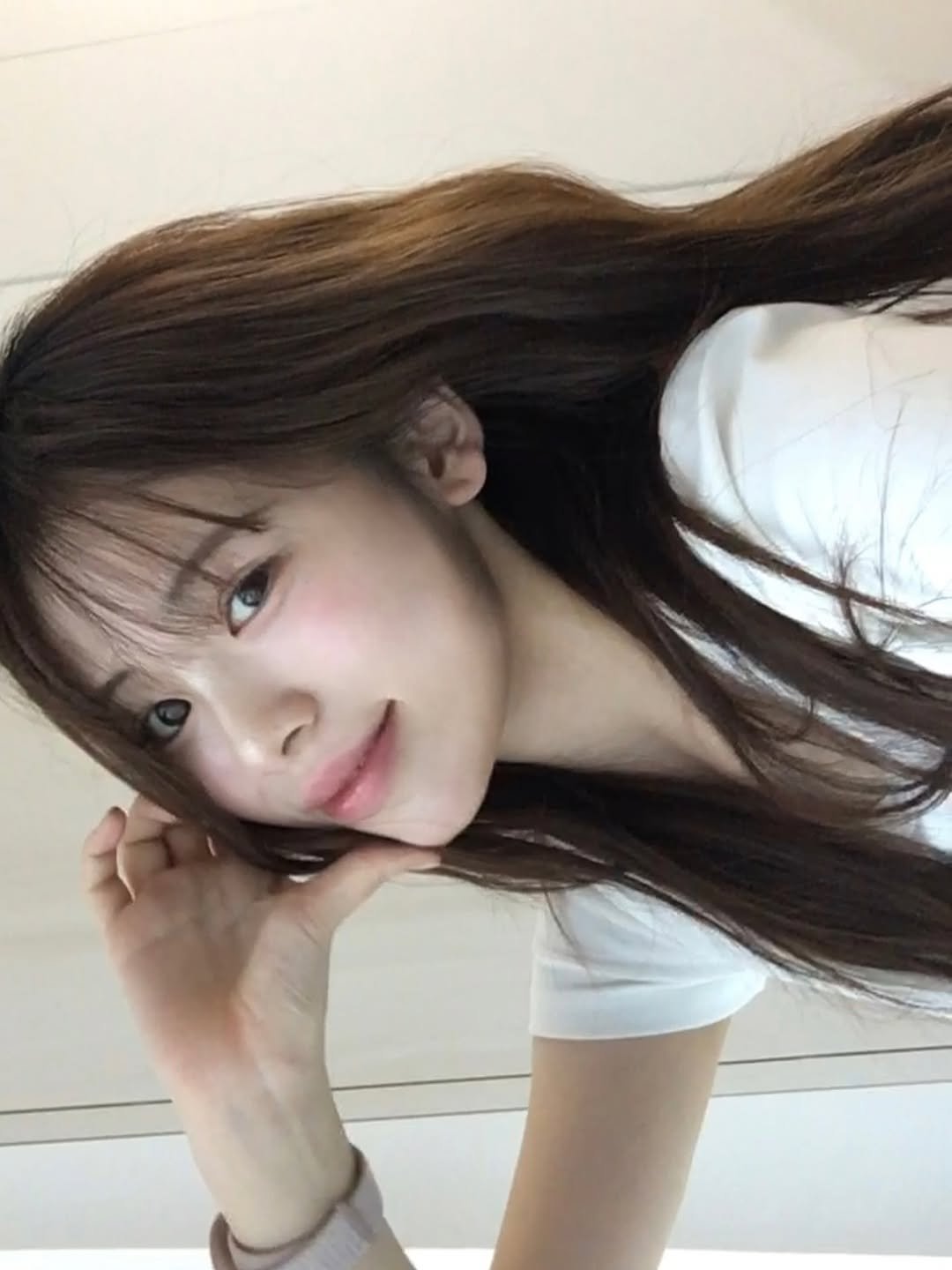 Photo by 안민서 on October 06, 2025. May be a selfie of one or more people, hair, top and text.