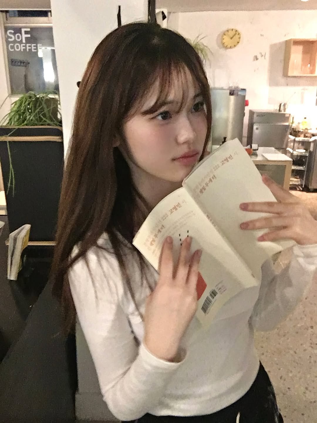 Photo by 안민서 on November 16, 2025. May be an image of one or more people, hair, book and text that says 'SoF COFFE 고영번 222 메% 電一年号 개터 고영인 222 세자'.