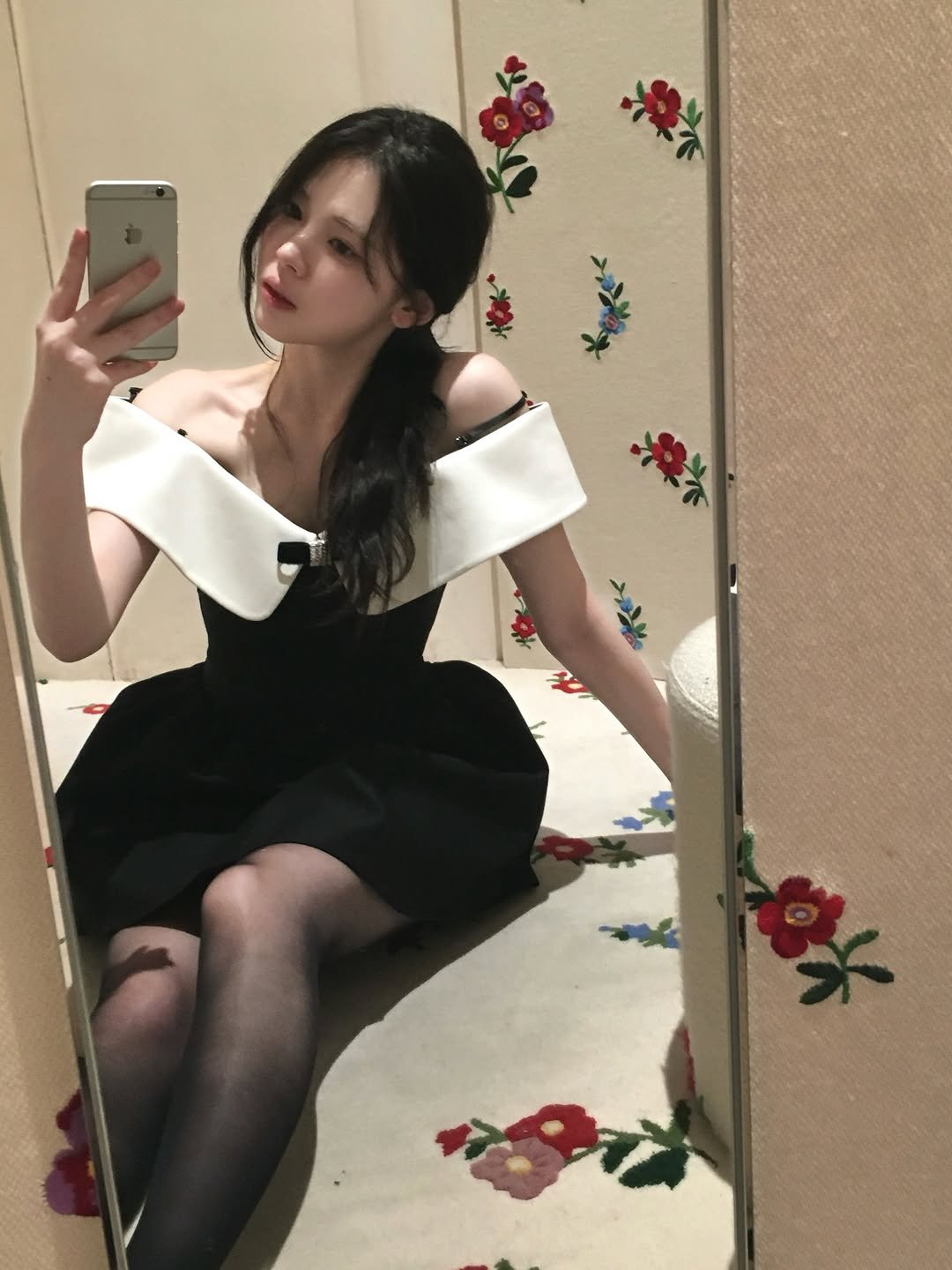 Photo by 안민서 on January 12, 2026. May be an image of mirror, dress and text.