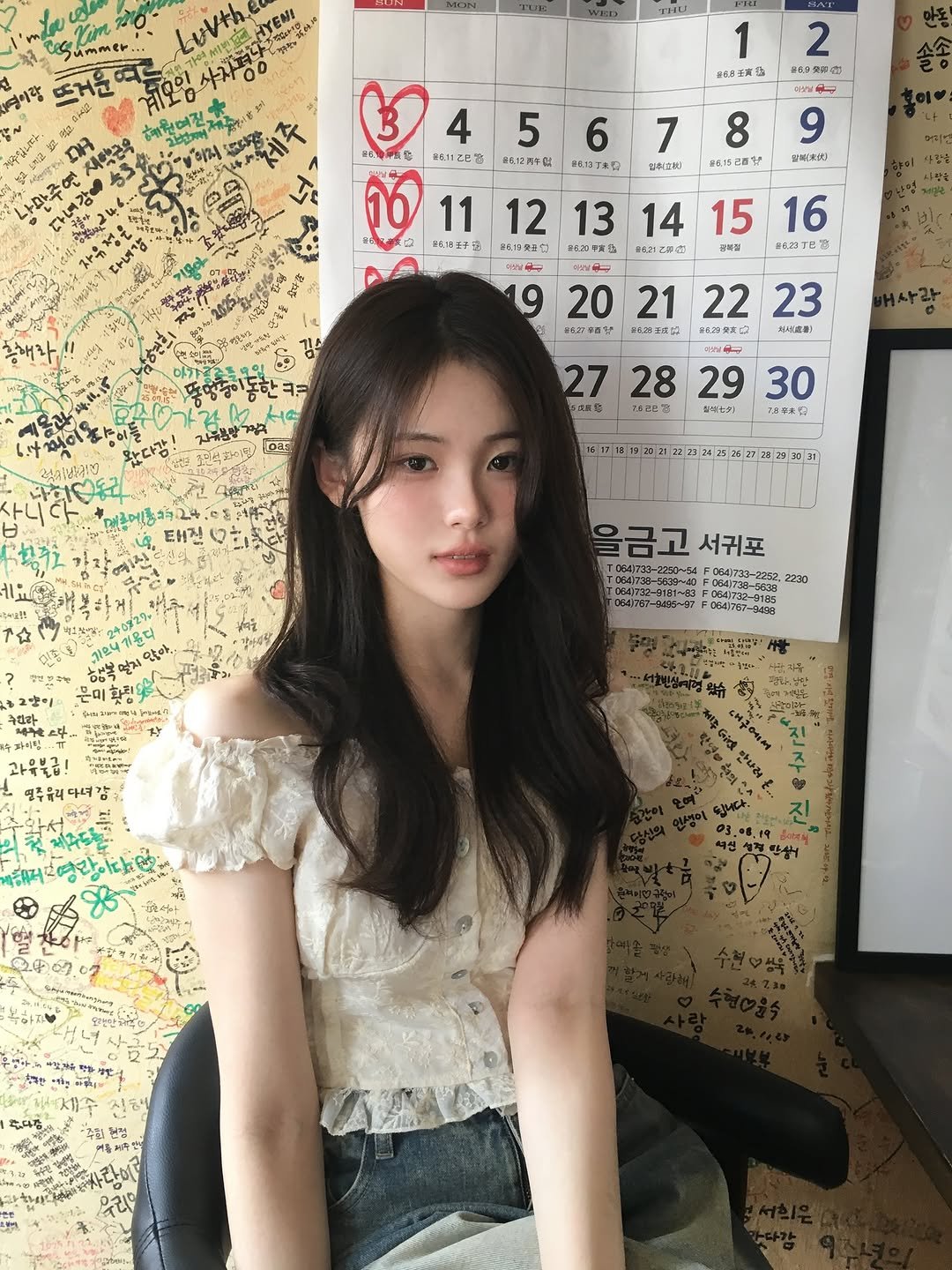 Photo by 안민서 on September 05, 2025. May be an image of one or more people, hair, top and text.