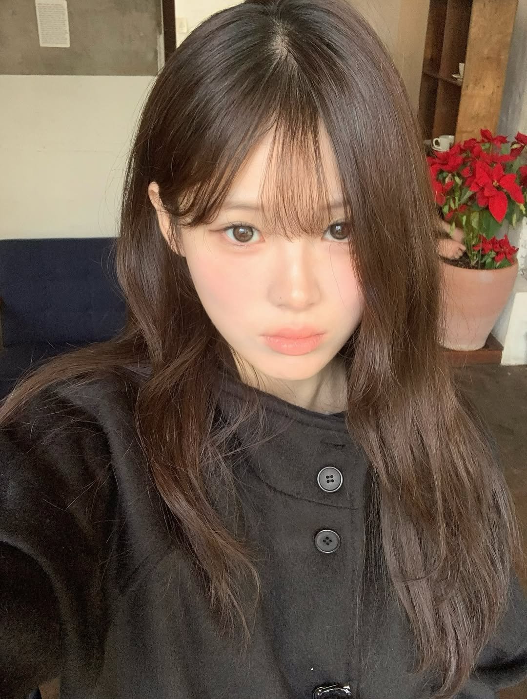 Photo by 안민서 on February 22, 2026. May be a selfie of one or more people, bangs, duffle coat, parka, turtleneck and text.