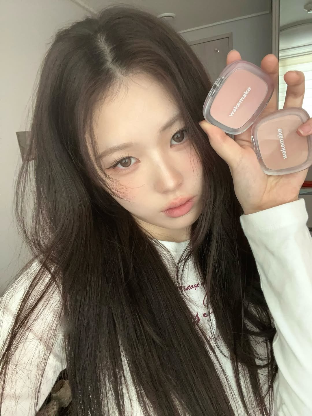 Photo shared by 안민서 on February 20, 2026 tagging @wakemake_official. May be an image of one or more people, makeup, lipstick, hair and text that says 'wakemake wakemake'.