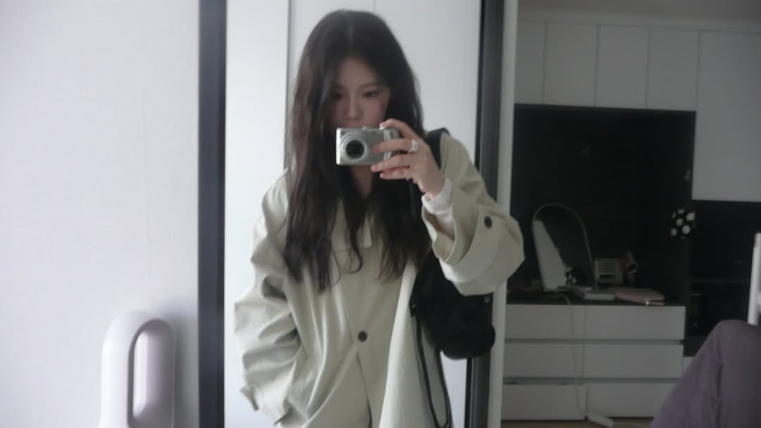 Photo by 안민서 on February 22, 2026. May be a selfie of duffle coat, overcoat, jacket, parka, mirror, blazer and text.