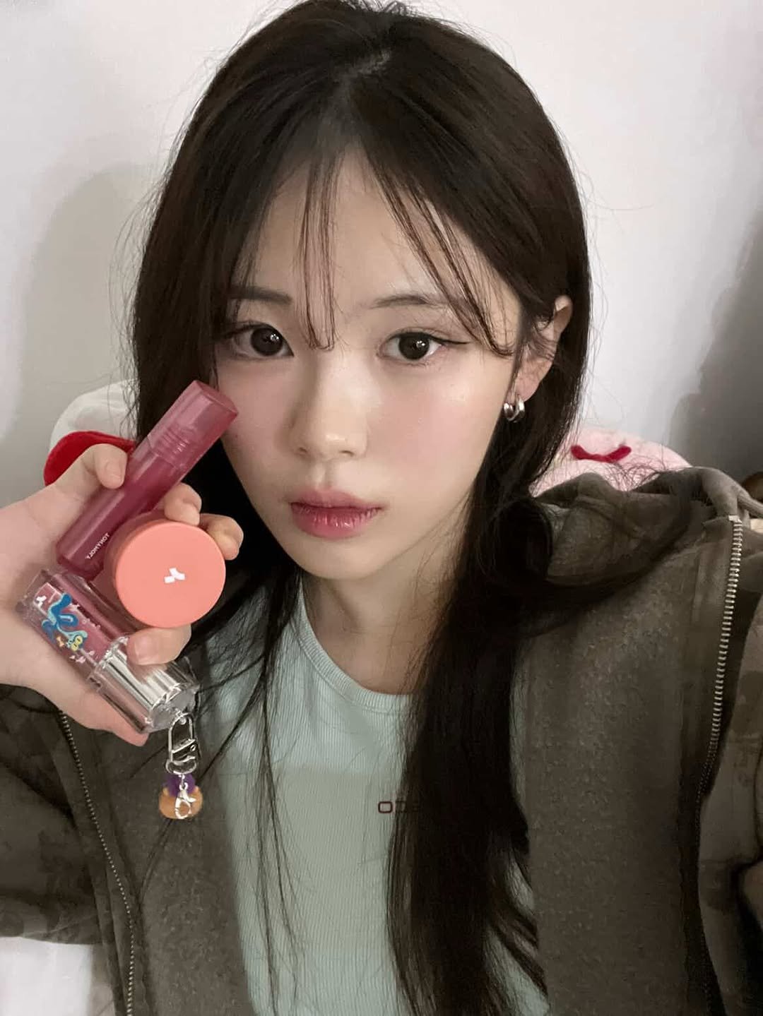 Photo shared by 안민서 on December 26, 2025 tagging @tonymoly. May be an image of one or more people, makeup, lipstick and text.