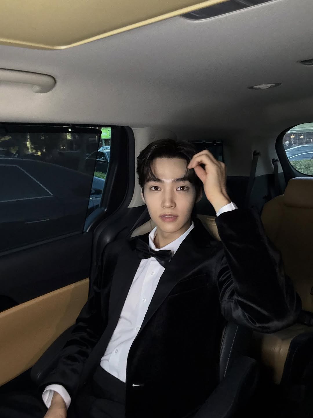 Photo by 백서후 on October 14, 2025. May be an image of limousine, suit and dinner jacket.