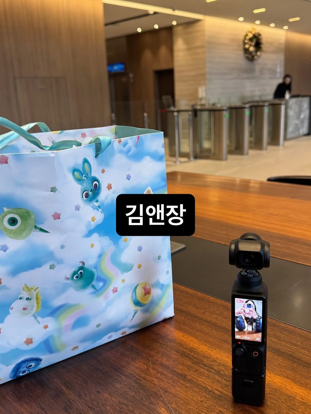 Photo by 국민담임 서진쌤 | 육아정보•교육꿀팁 | 𝓙𝓸𝓾𝓷𝓰 𝓢𝓮𝓸 𝓙𝓲𝓷 on December 20, 2025. May be an image of camera and text that says '김앤장 07 HER 17M M'.