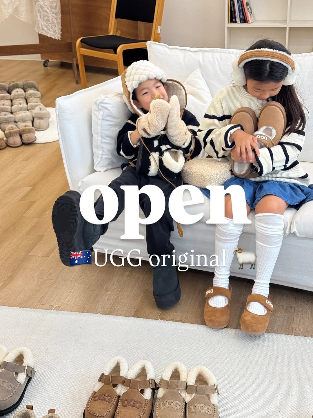 Photo by 국민담임 서진쌤 | 육아정보•교육꿀팁 | 𝓙𝓸𝓾𝓷𝓰 𝓢𝓮𝓸 𝓙𝓲𝓷 on October 06, 2025. May be an image of 2 people, duffle coat, sandals, baby shoes and text that says 'DDN open UGG original DGG D0 UGG'.