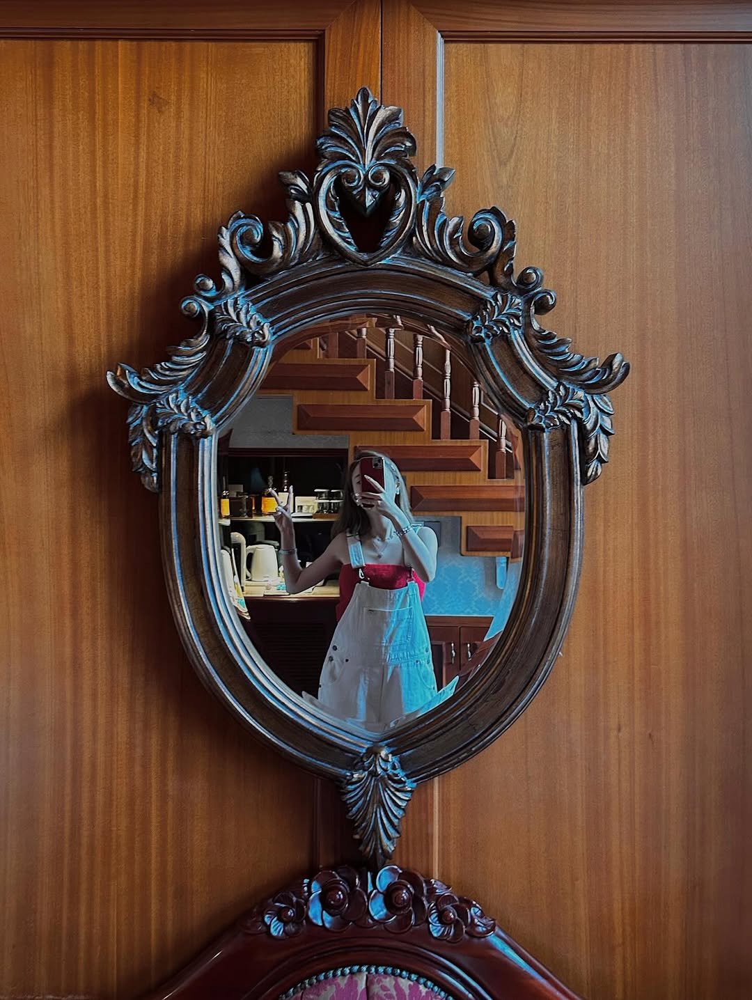 Photo by 서진♡︎ on September 07, 2025. May be an image of 1 person, mirror, picture frame and text.
