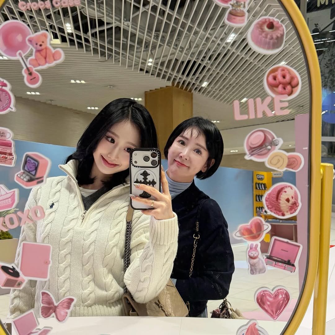 Photo by 서진♡︎ on December 23, 2025. May be a selfie of one or more people, hair, mirror, parka and text.