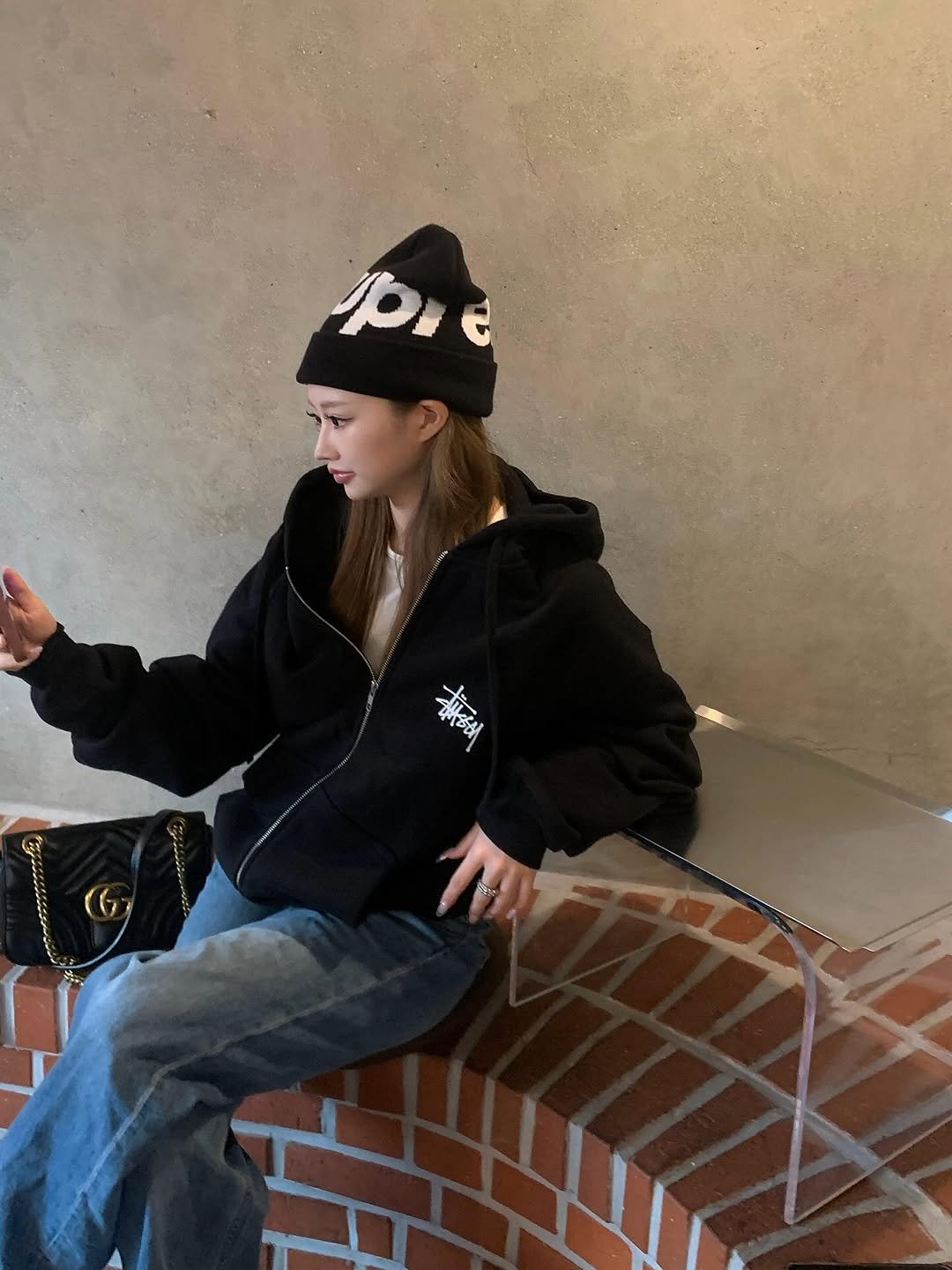 Photo by 서진♡︎ on September 26, 2025. May be an image of 1 person, hat, duffle coat, fleece, beret, sweater, sweatshirt, parka, flight jacket and text that says 'pre e G'.