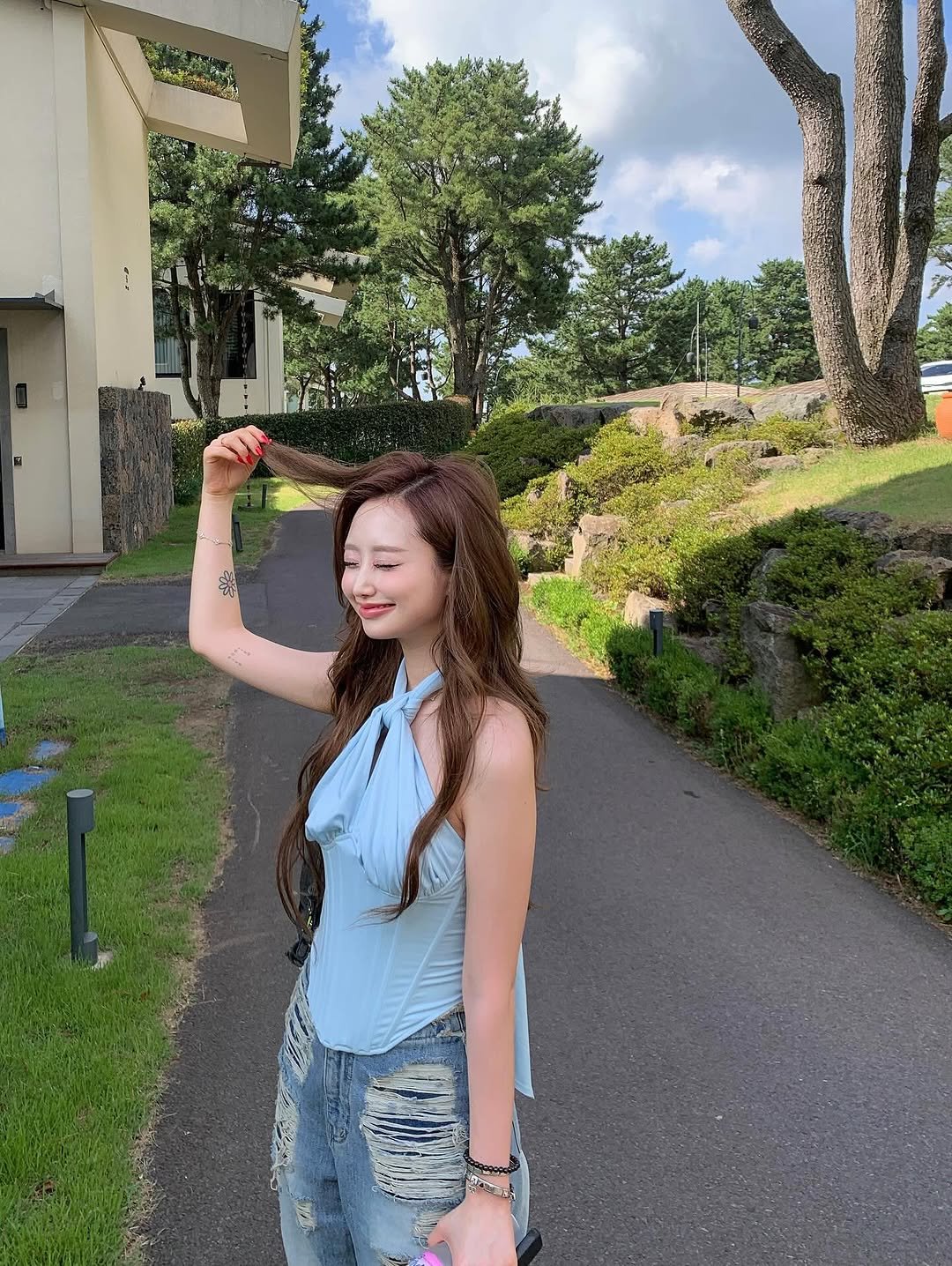 Photo by 서진♡︎ on July 17, 2025. May be an image of 1 person, outdoors and text.