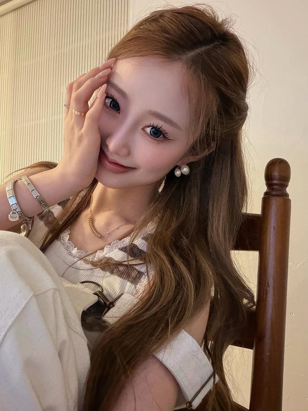 Photo by 서진♡︎ on October 06, 2025. May be an image of 1 person, braids and text.