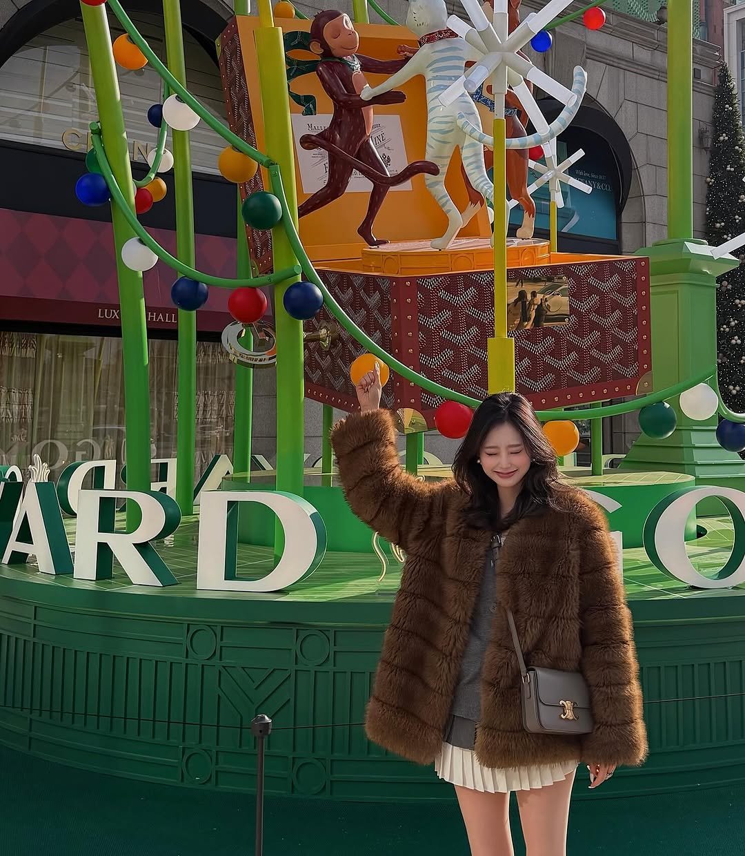 Photo by 서진♡︎ on December 13, 2025. May be an image of sable coat, duffle coat, overcoat, parka, carousel and text.