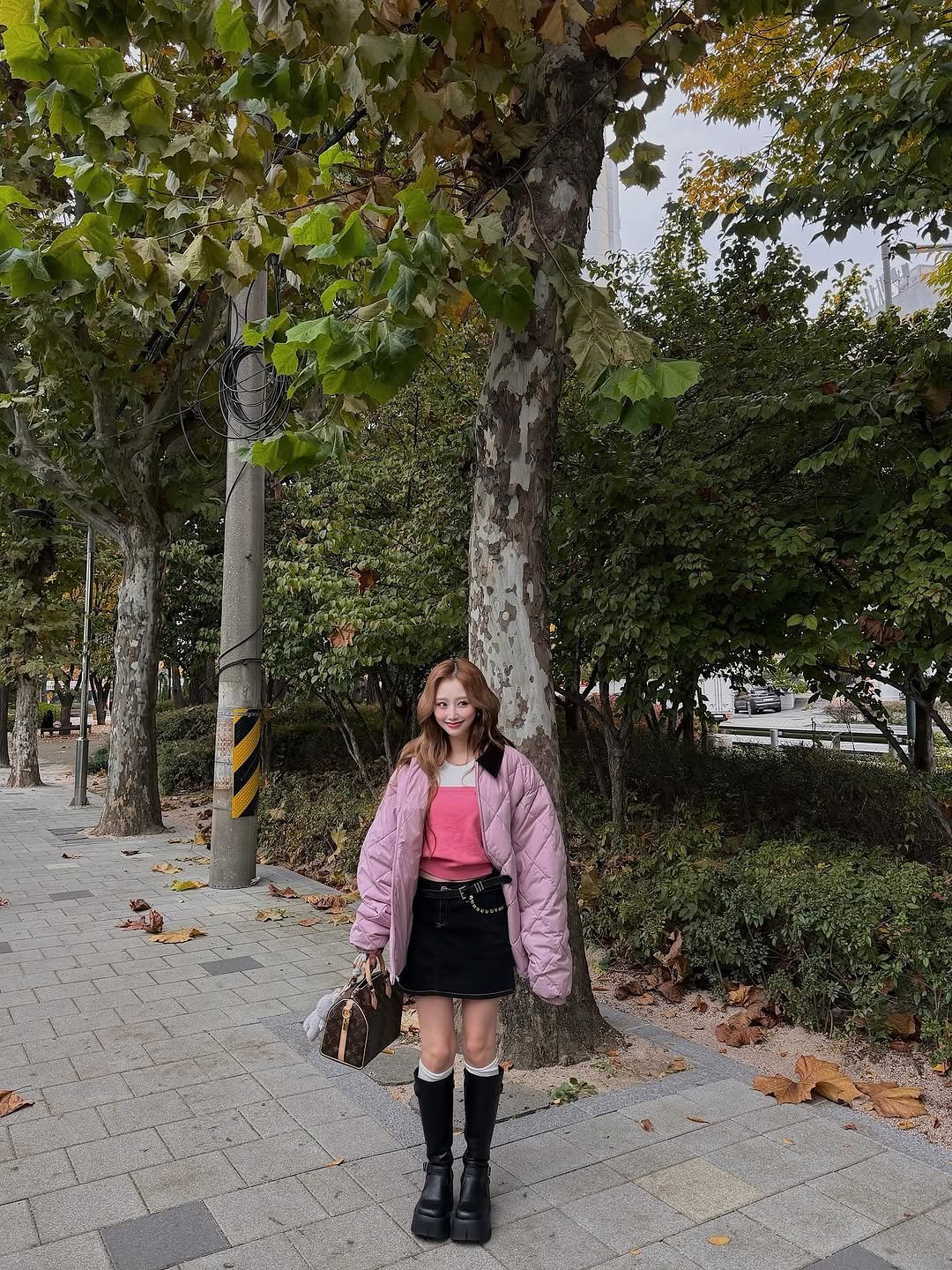 Photo by 서진♡︎ on November 09, 2025. May be an image of duffle coat, overcoat, turtleneck, miniskirt, parka, street and text.