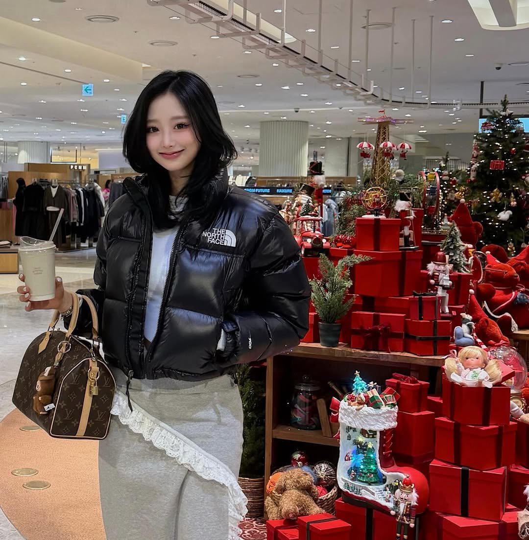 Photo by 서진♡︎ on November 29, 2025. May be an image of duffle coat, overcoat, sable coat, goosedown coat, jacket, purse, parka and text.