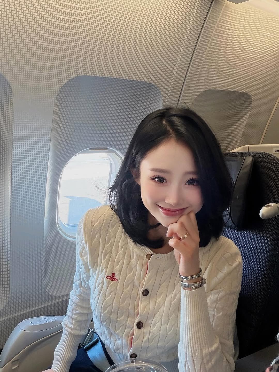 Photo by 서진♡︎ on December 26, 2025. May be an image of one or more people, hair and text.