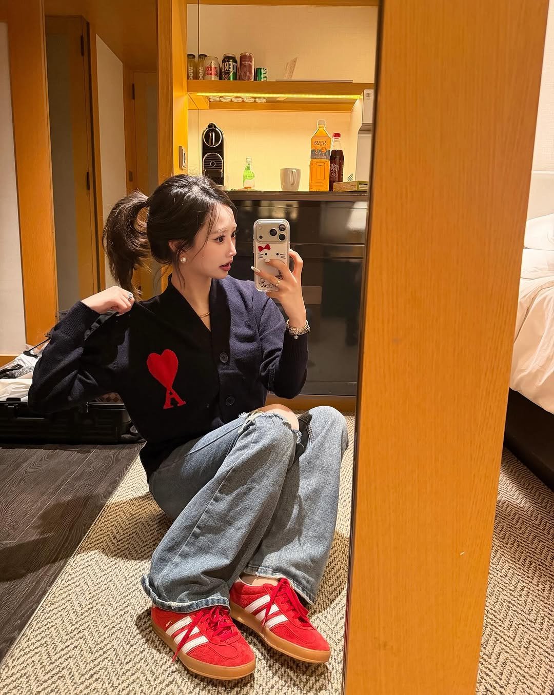 Photo by 서진♡︎ on December 17, 2025. May be an image of heart, sweatsuit, sweater, sweatshirt, sweatpants and text.