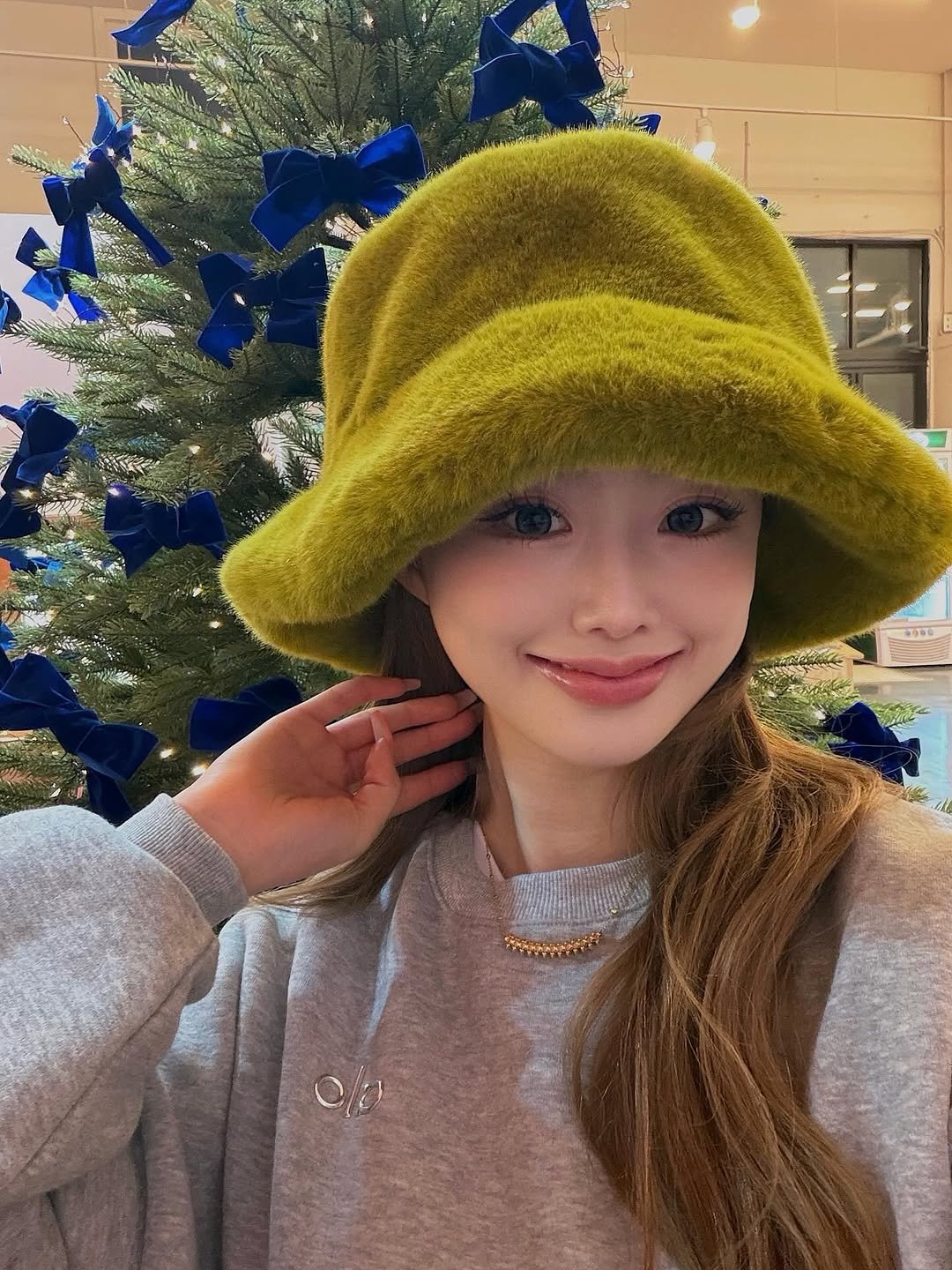 Photo by 서진♡︎ on November 21, 2025. May be an image of one or more people, hair, hat, duffle coat, beret, parka and text.