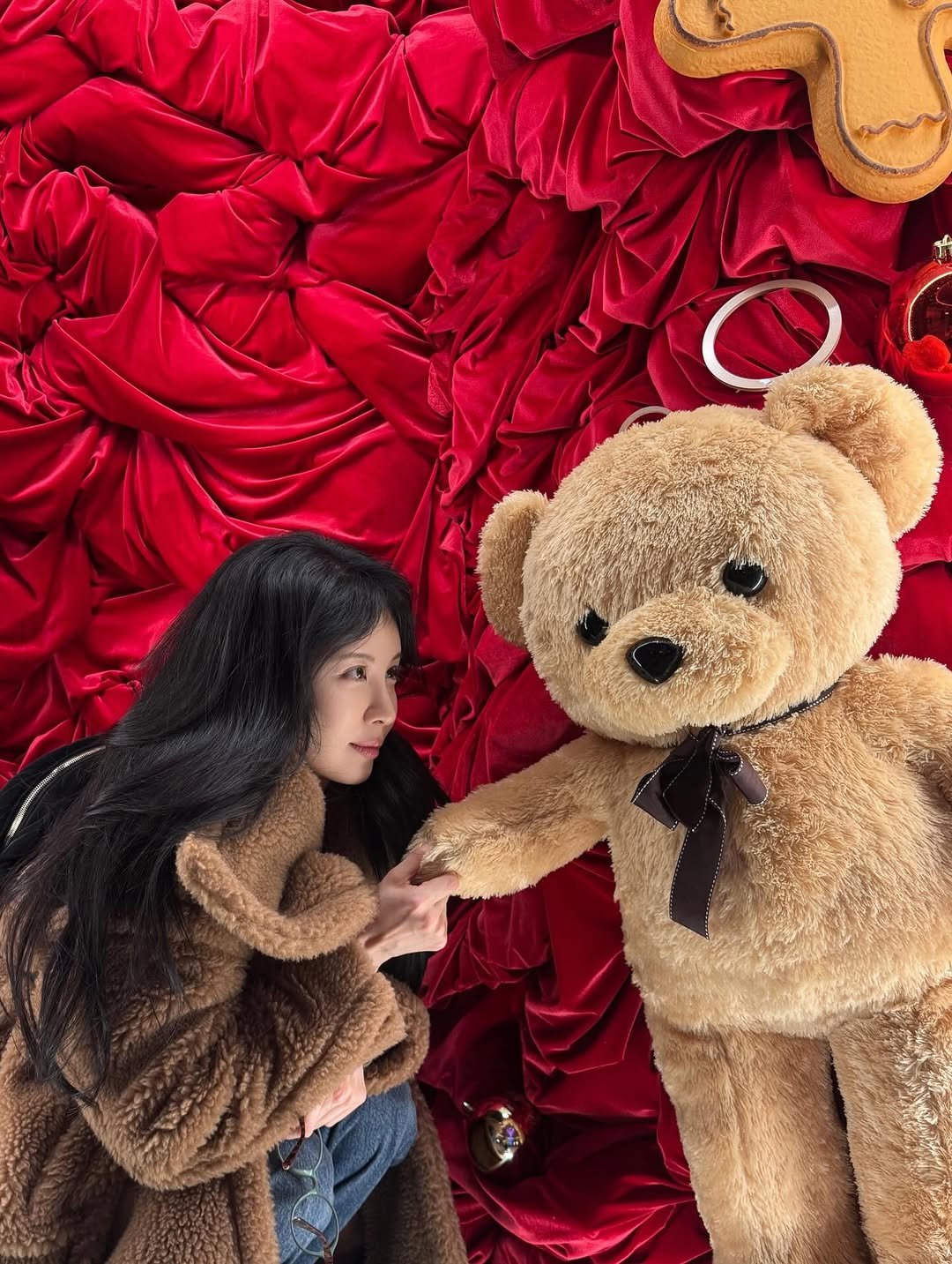 Photo by SEOHYUN on December 24, 2025. May be an image of bear, gingerbread cookie and text.