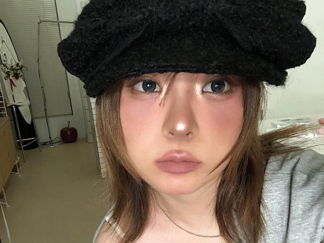Photo shared by 메이크업아티스트 서가람 / MYU on September 28, 2025 tagging @etudeofficial. May be a selfie of one or more people, makeup, hair, hat, beret, bowler hat and text.