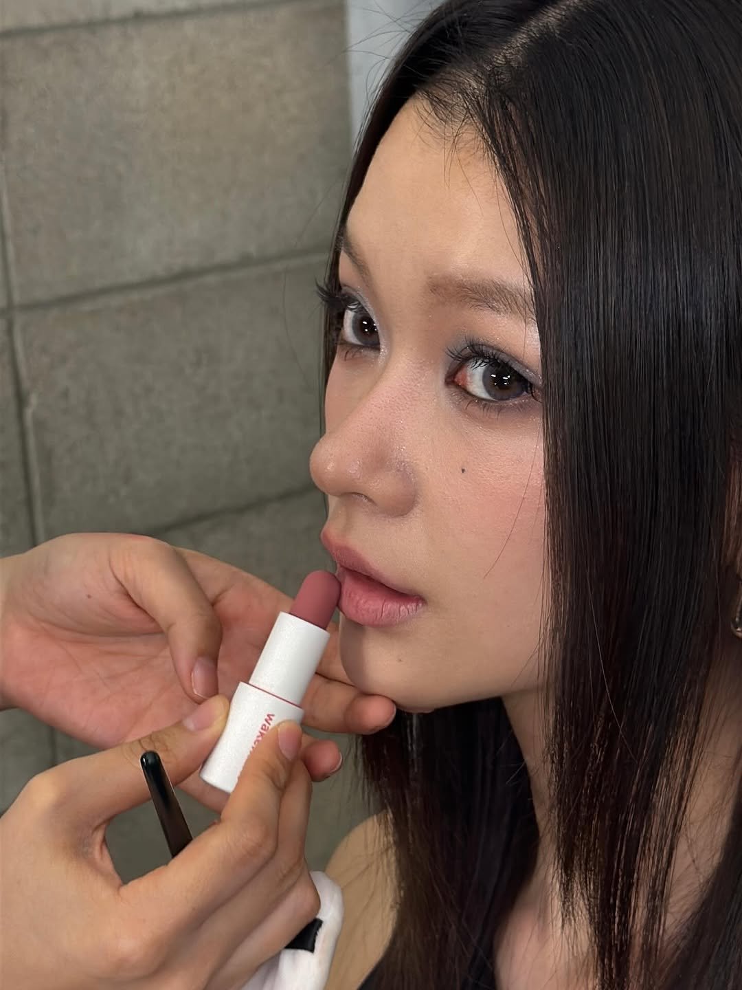 Photo shared by 메이크업아티스트 서가람 / MYU on November 01, 2025 tagging @wakemake_official. May be a closeup of one or more people, makeup, lipstick, eyeliner, cosmetics and text.