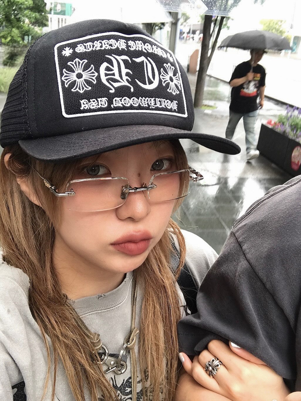 Photo by 메이크업아티스트 서가람 / MYU on June 26, 2025. May be an image of eyewear, hat and text.