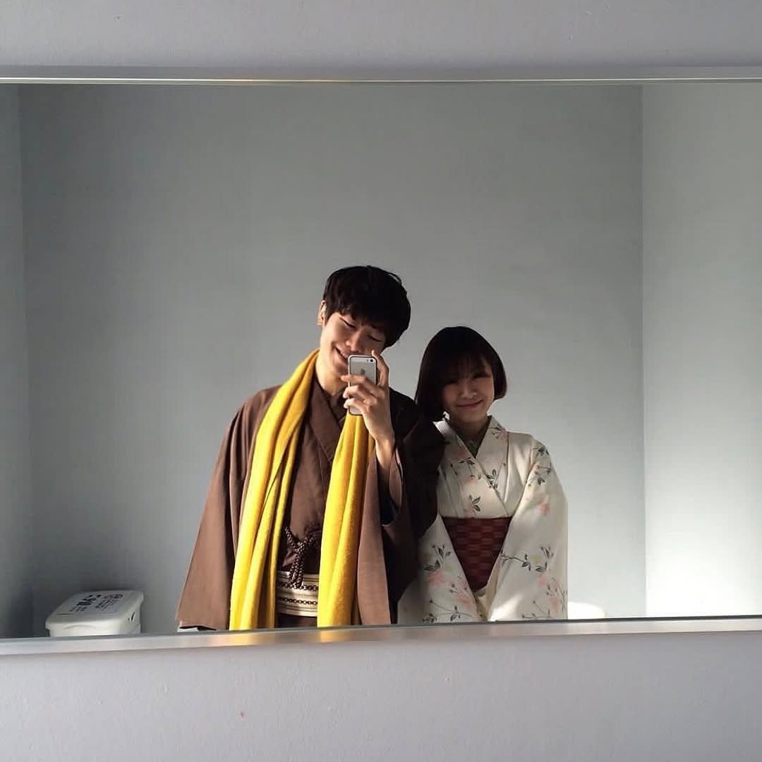 Photo shared by 메이크업아티스트 서가람 / MYU on June 26, 2025 tagging @imurxxn. May be an image of one or more people, hair, bath robe, mirror, robe and text.