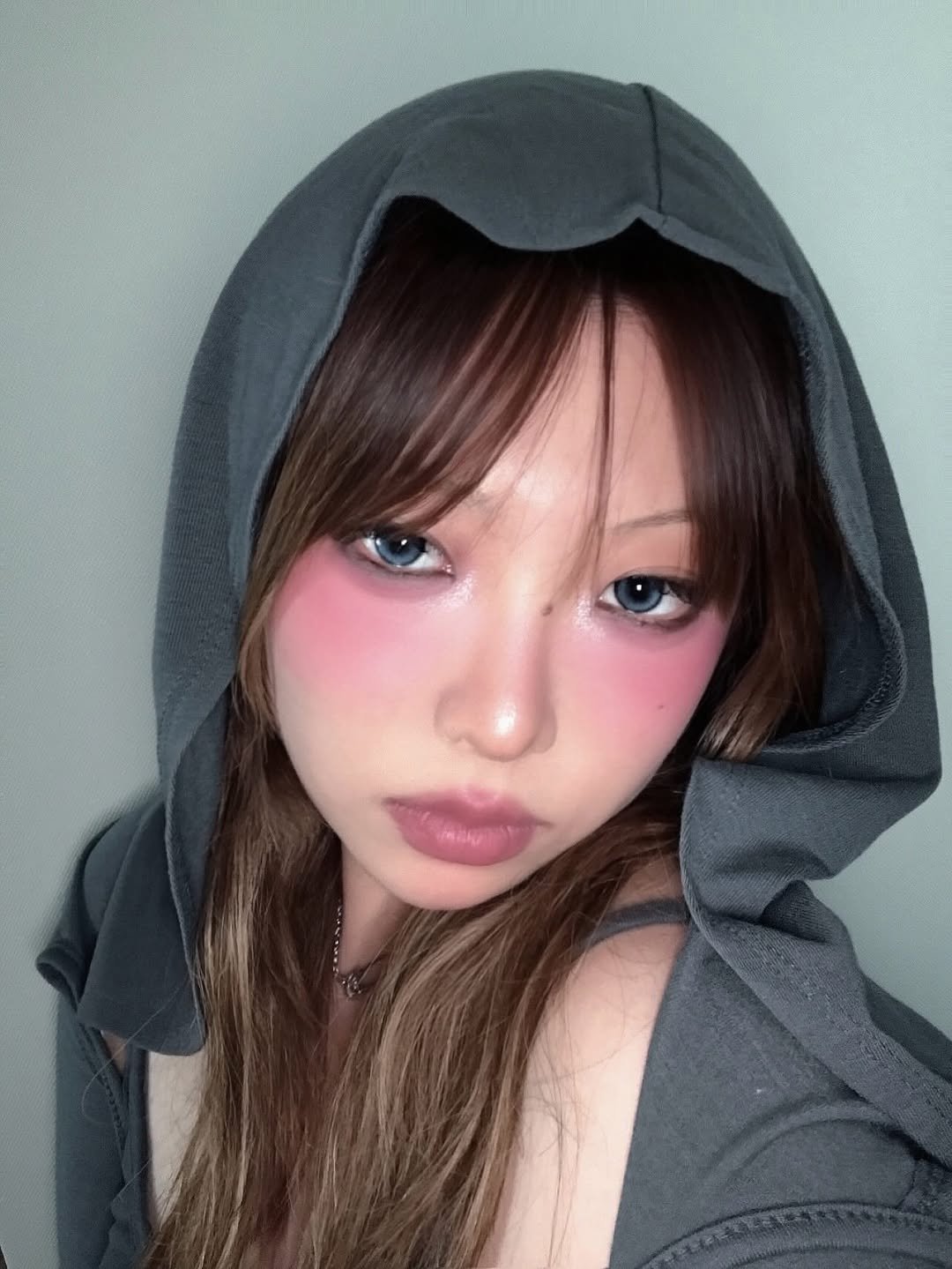 Photo shared by 메이크업아티스트 서가람 / MYU on July 09, 2025 tagging @twoslashfour. May be an image of 1 person, hair, makeup, duffle coat, parka, cloak and text.