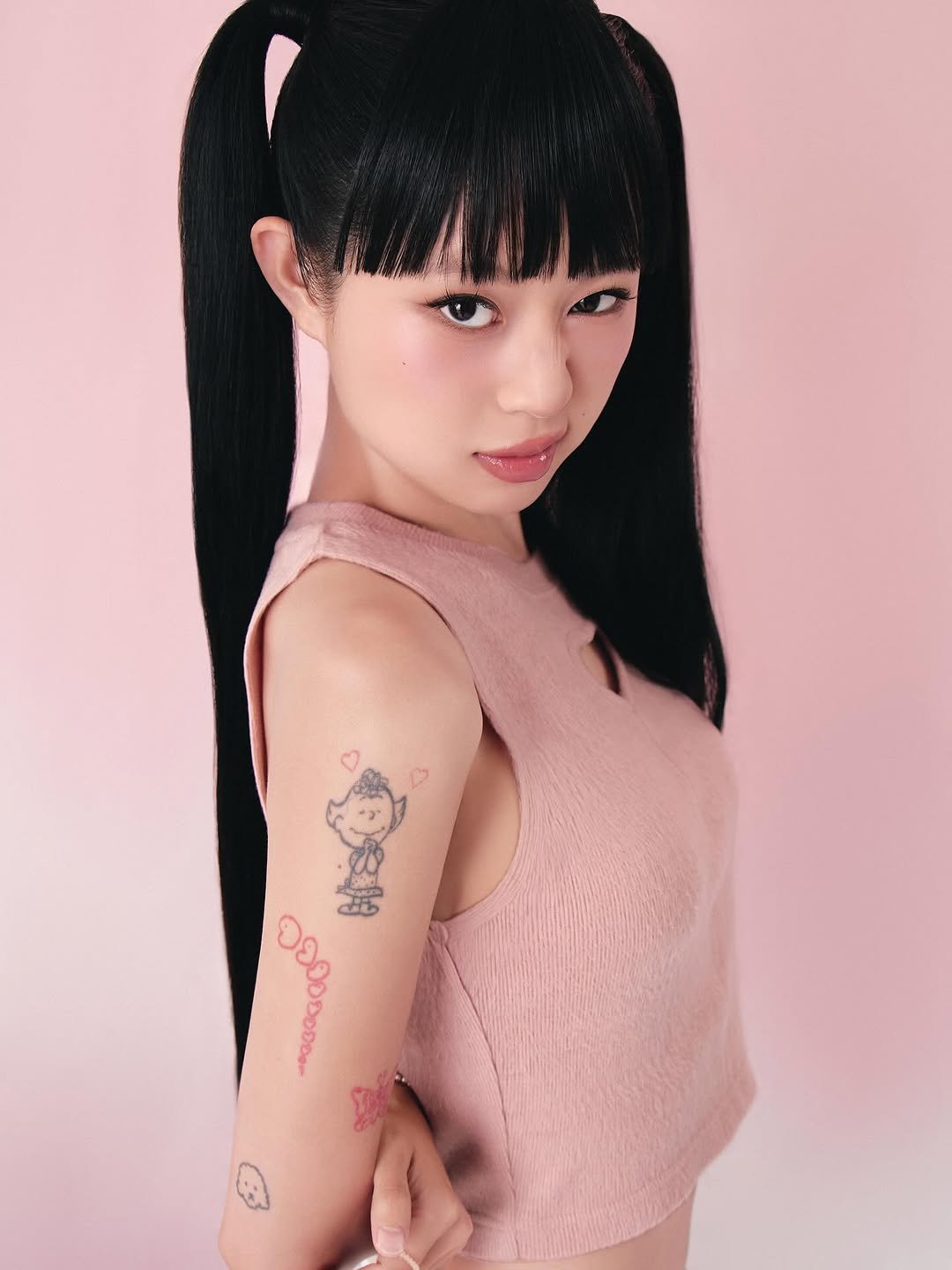 Photo shared by 메이크업아티스트 서가람 / MYU on November 10, 2025 tagging @peripera_official, and @shimmering.hus. May be an image of one or more people, bangs, makeup, costume and text.