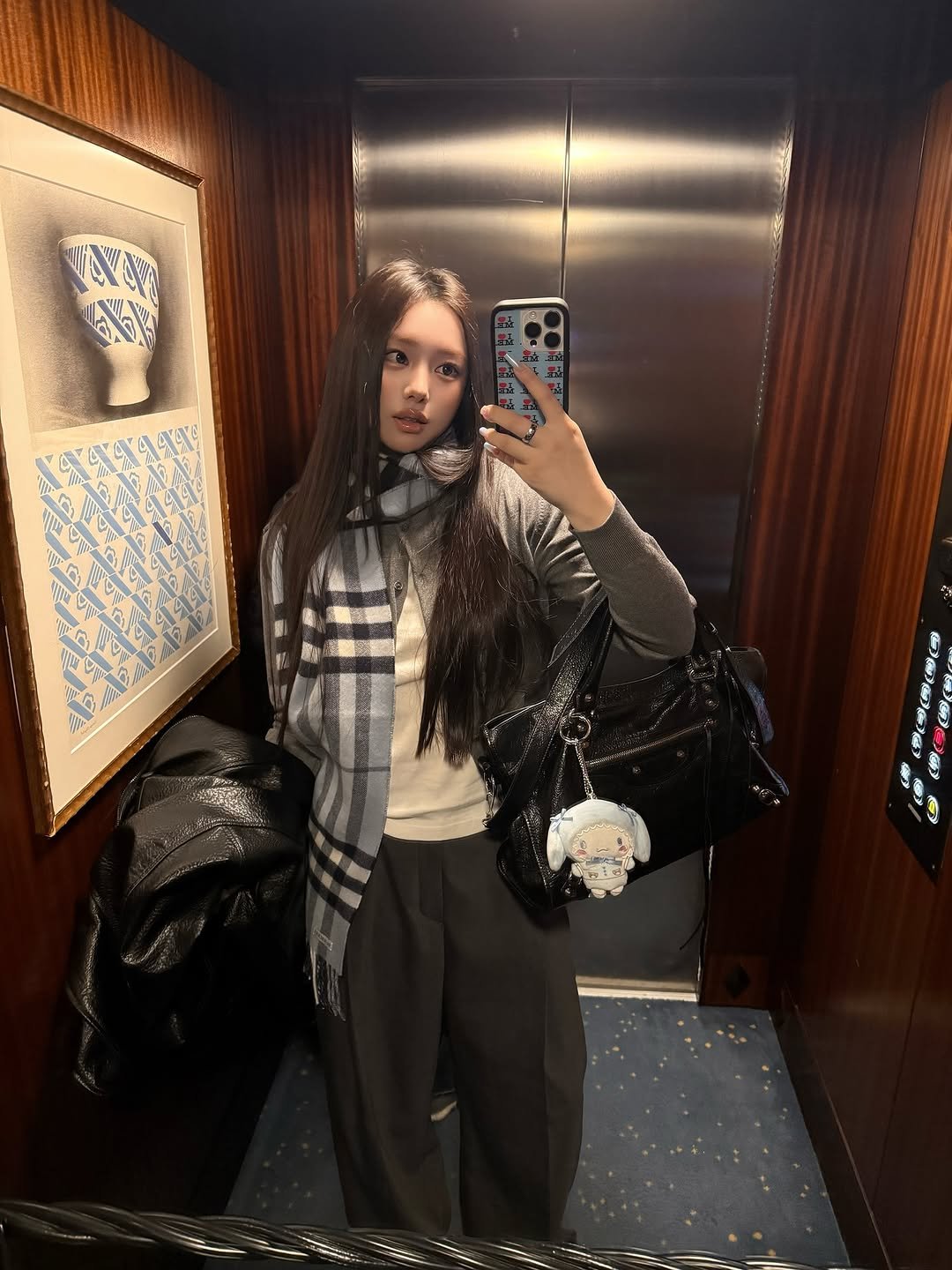 Photo by 김선우 on November 09, 2025. May be an image of duffle coat, mirror, turtleneck and text.