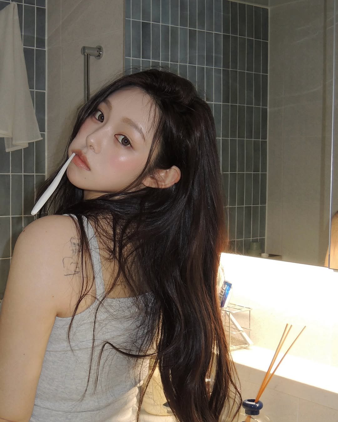 Photo by 김선우 on October 13, 2025. May be an image of one or more people, hair, slip, shower and text.