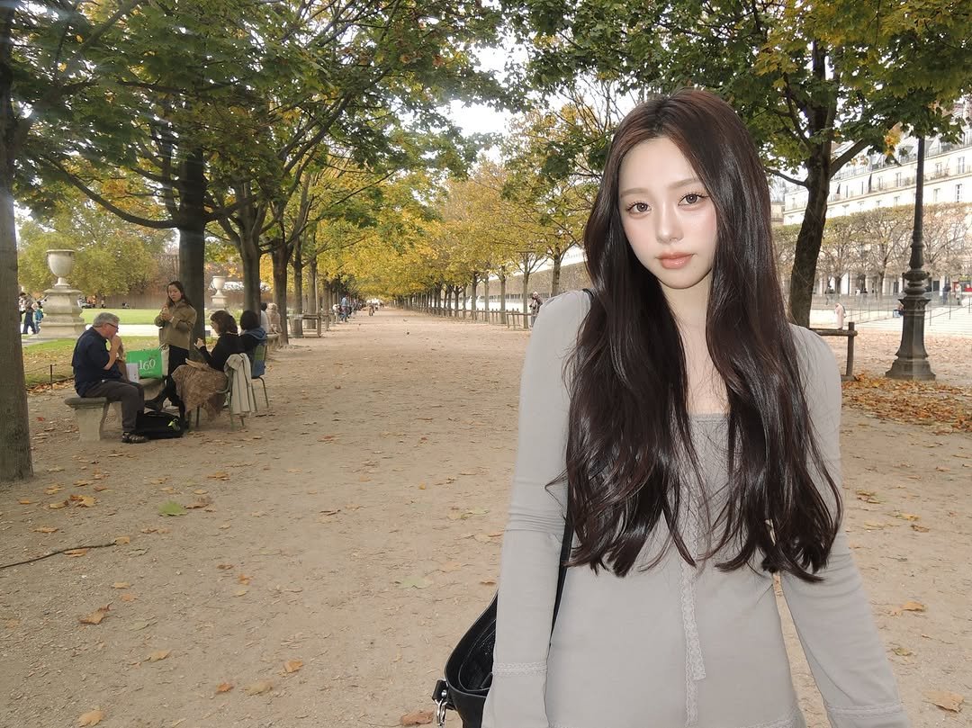 Photo by 김선우 on November 04, 2025. May be an image of one or more people, hair, park and text.