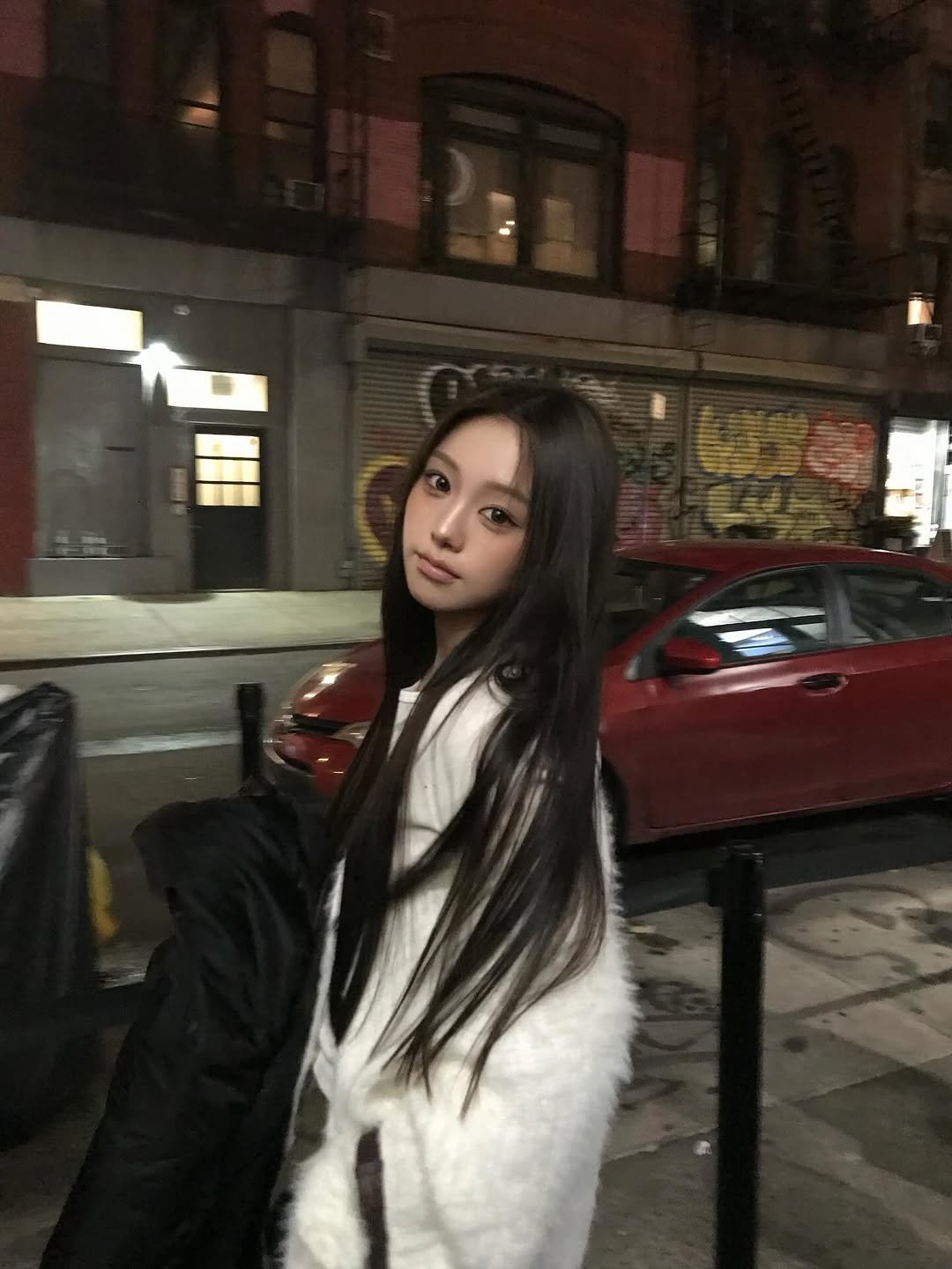 Photo by 김선우 on November 25, 2025. May be an image of one or more people, hair, overcoat, goosedown coat, fur coat, duffle coat, parka and text.