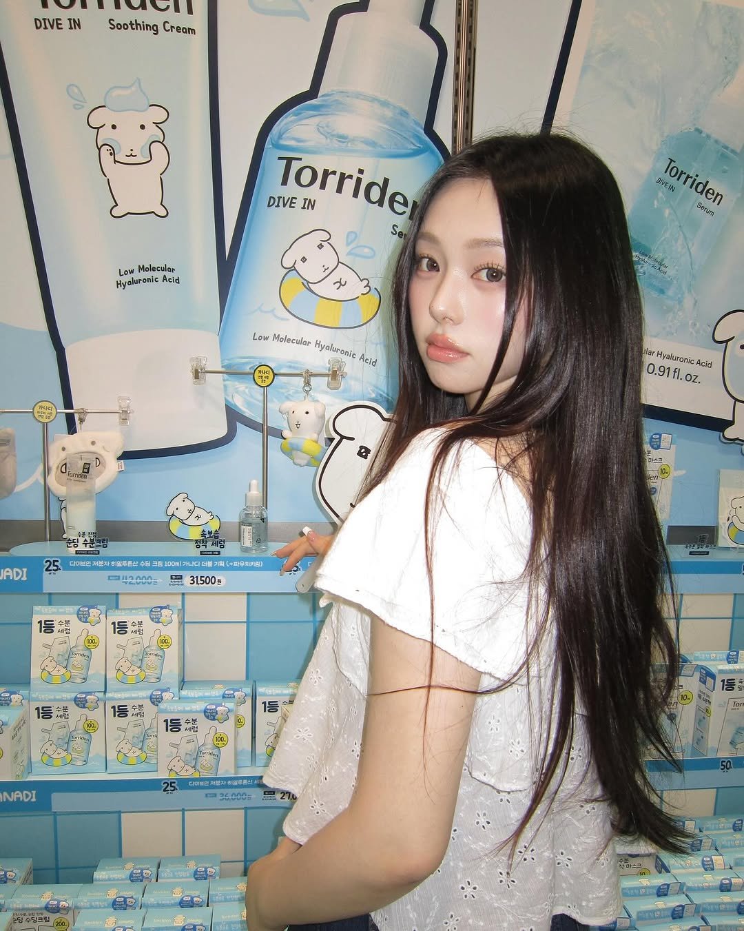 Photo shared by 김선우 on August 09, 2025 tagging @torriden_official. May be an image of 1 person, hair, makeup, hair product, hand cream, lotion and text.