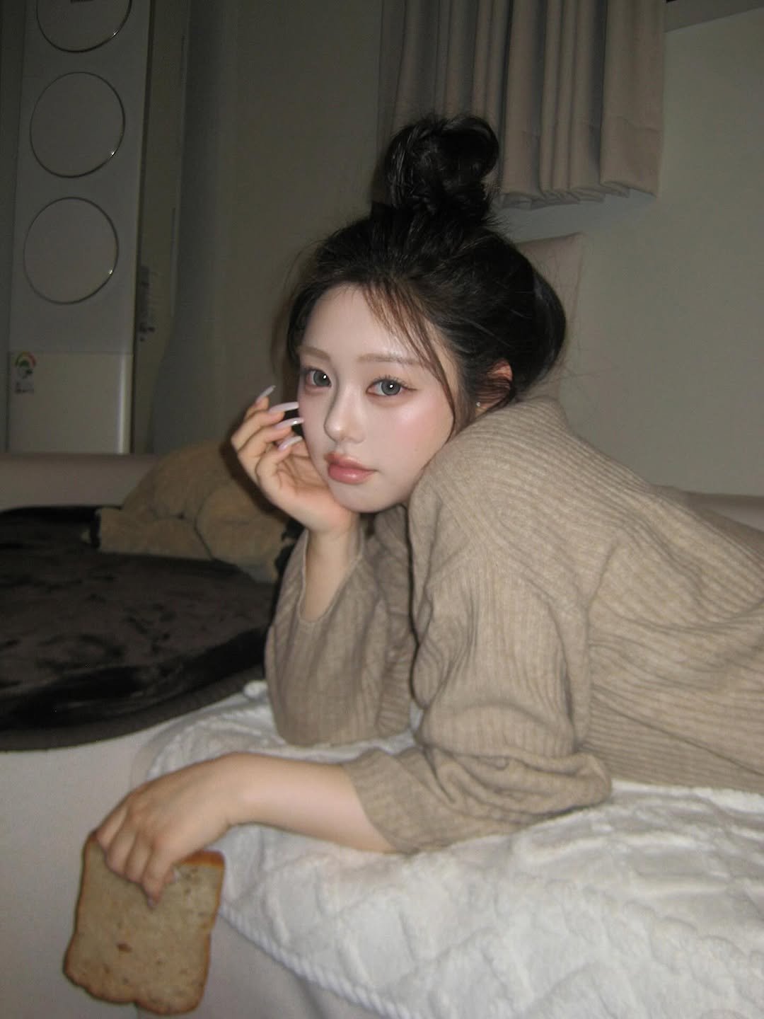 Photo by 김선우 on December 20, 2025. May be an image of one or more people, hair, bread, top and text.