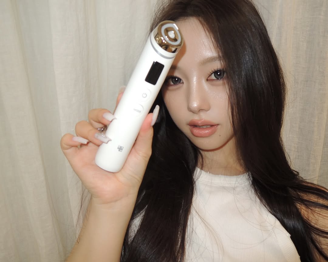 Photo shared by 김선우 on November 10, 2025 tagging @medicube_korea. May be an image of shaver and text.