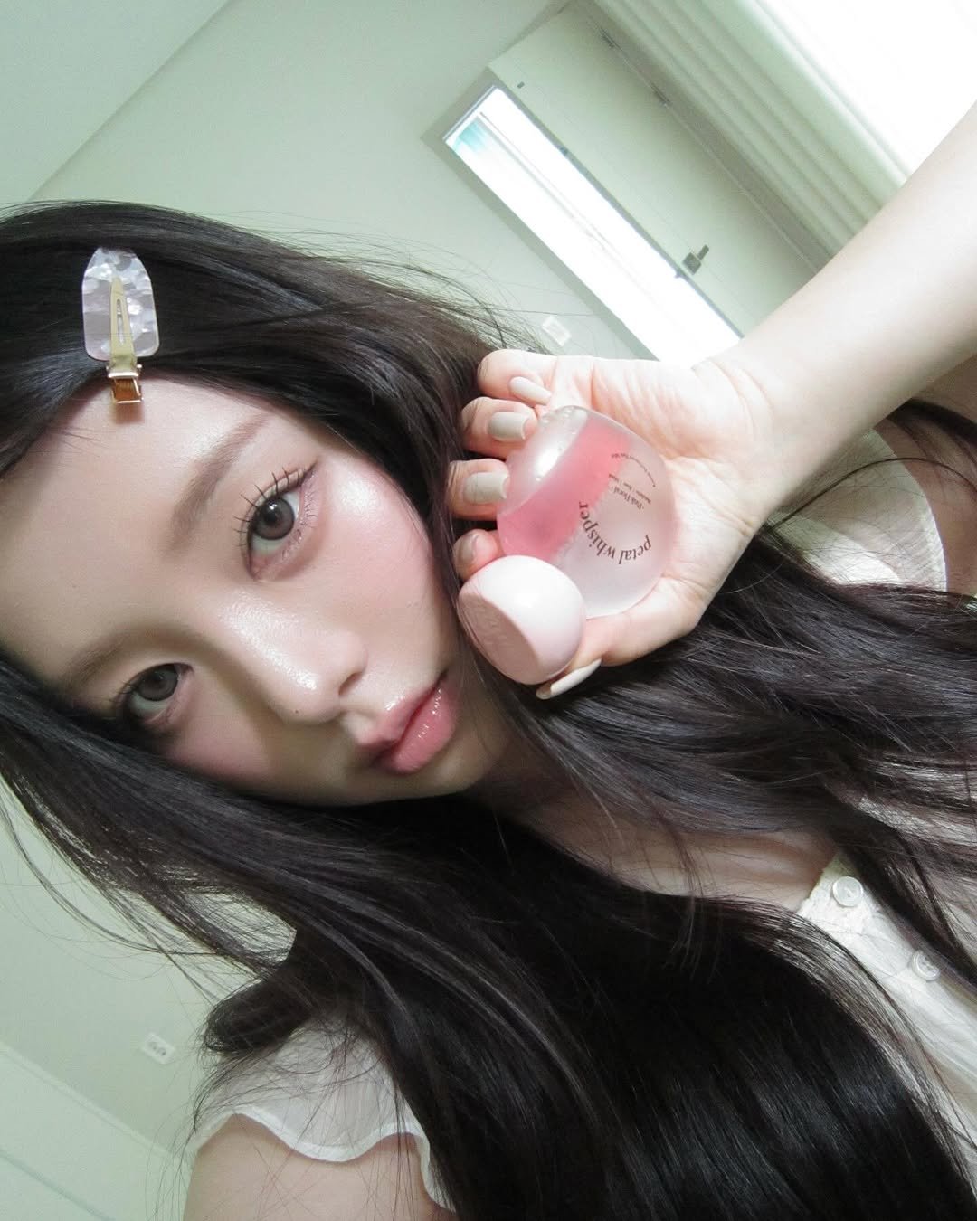 Photo shared by 김선우 on September 02, 2025 tagging @kamill_kor. May be an image of 1 person, makeup, chewing bubblegum and text.