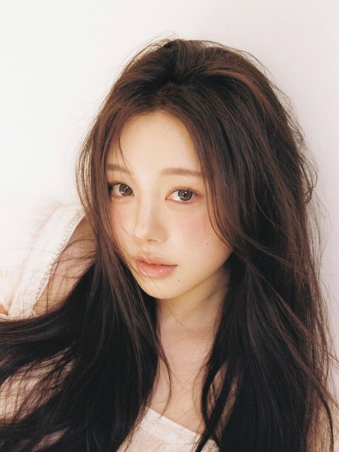 Photo shared by 김선우 on November 13, 2025 tagging @re_hari__, and @my.yoojiyoon_. May be an image of one or more people, braids and text.