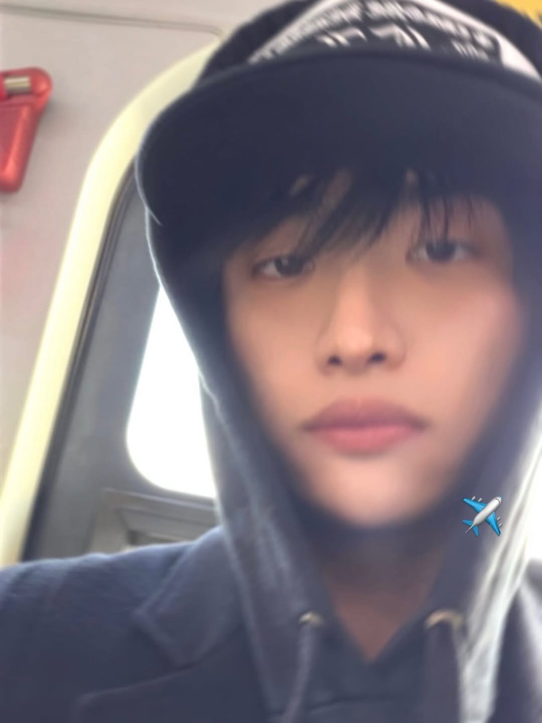 Photo shared by ATEEZ SEONGHWA 성화 on November 27, 2025 tagging @ateez_official_, and @_starhwa_.