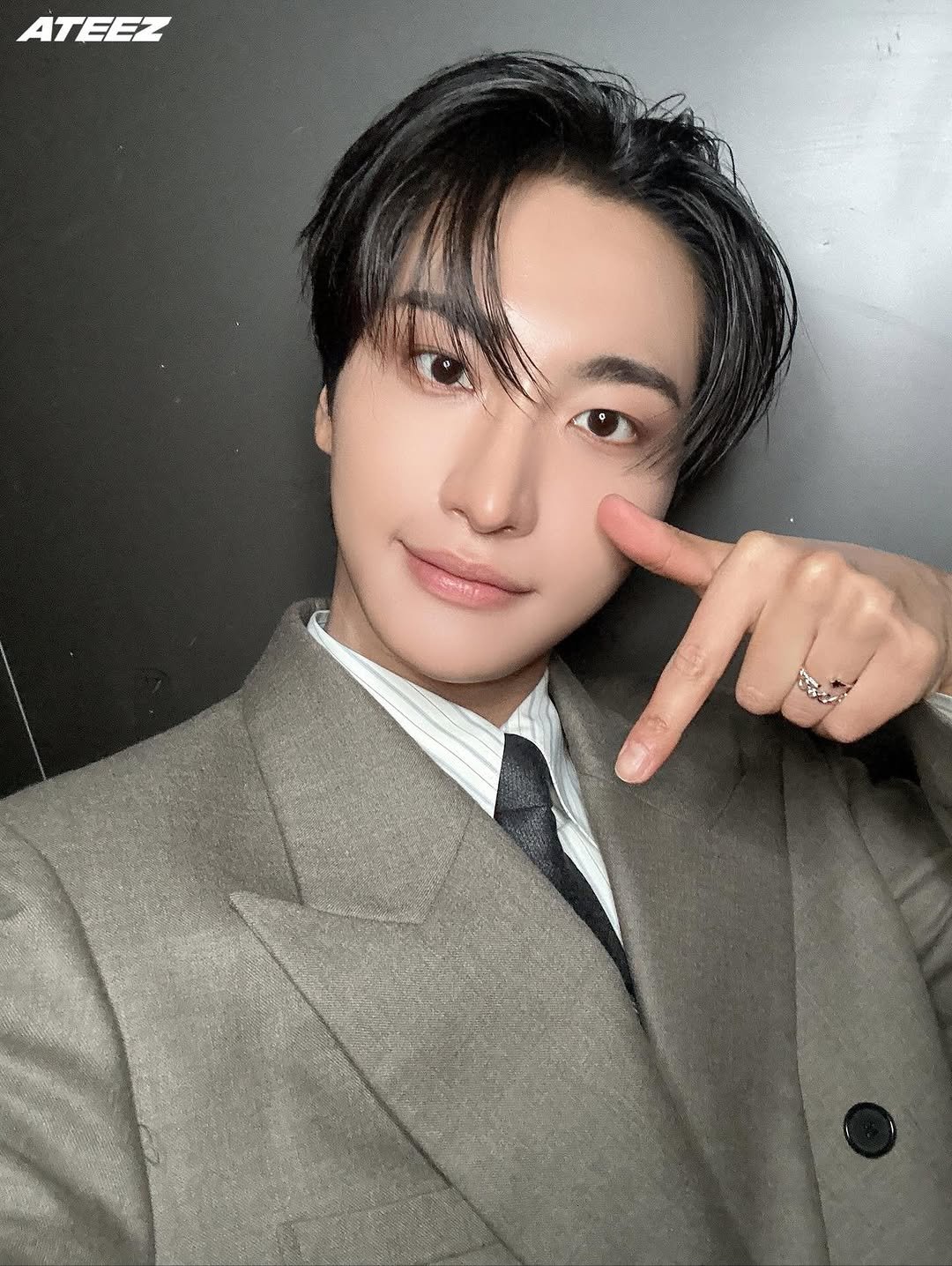 Photo shared by ATEEZ SEONGHWA 성화 on November 22, 2025 tagging @ateez_official_, and @_starhwa_.