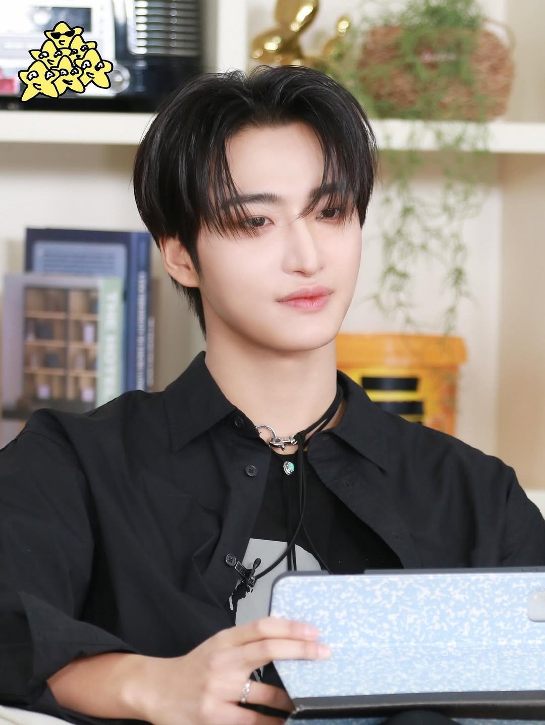 Photo shared by ATEEZ SEONGHWA 성화 on November 29, 2025 tagging @ateez_official_, and @_starhwa_.