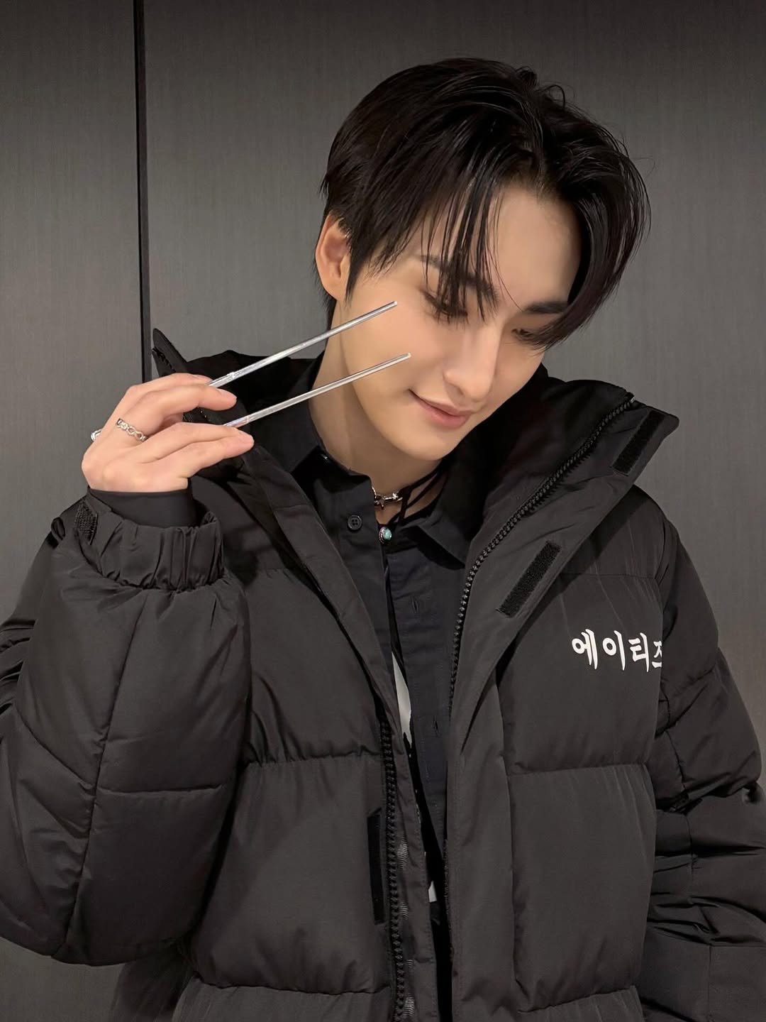 Photo shared by ATEEZ SEONGHWA 성화 on November 19, 2025 tagging @ateez_official_, and @_starhwa_.