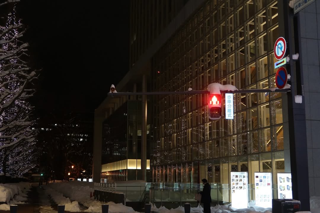 Photo by 박성민 on March 05, 2026. May be an image of christmas tree, lighting, skyscraper, street, Love Park, buildings, night and text that says '歩 車 t ㅋ E ዙ'.