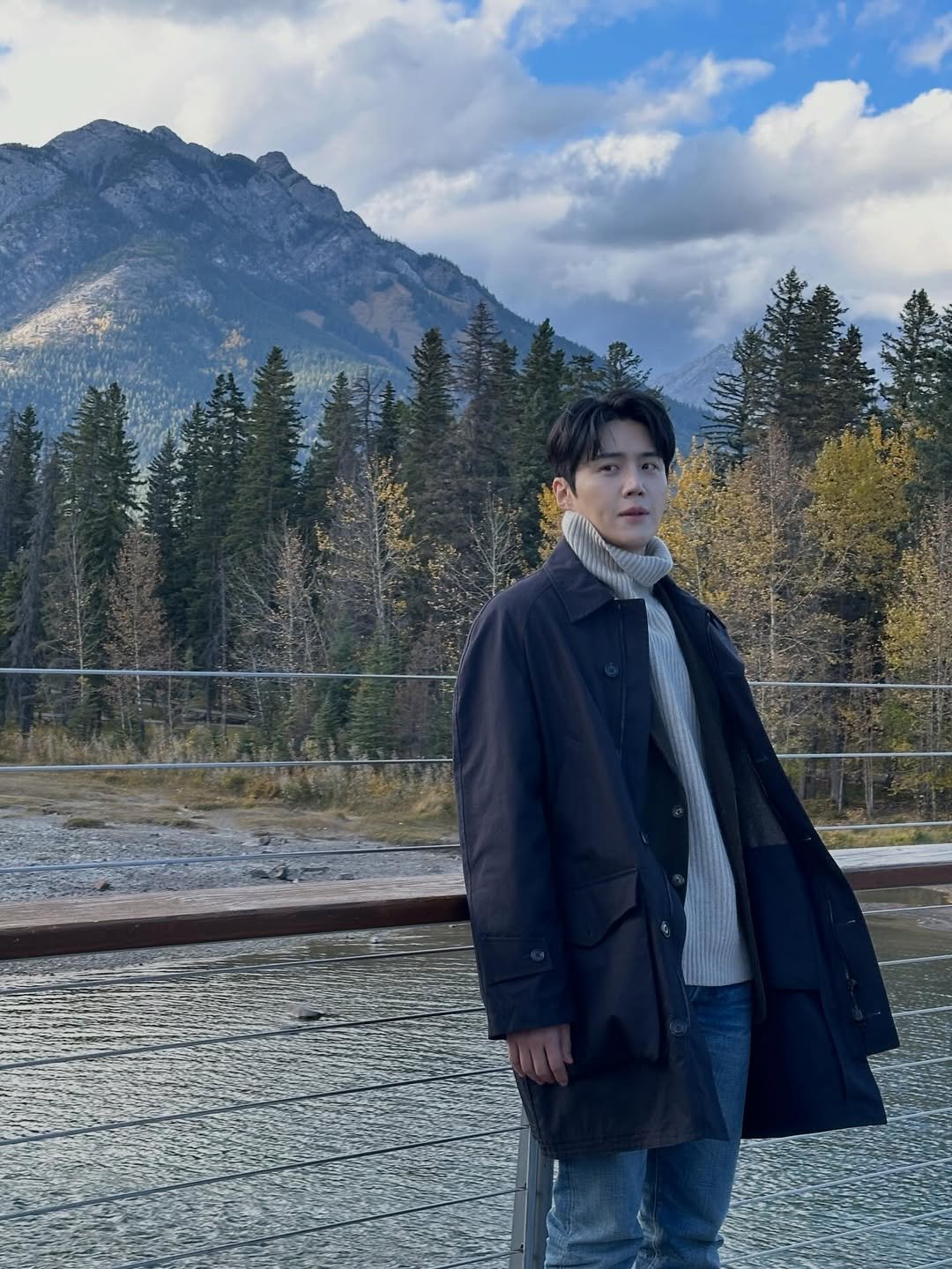 Photo by 김선호 on January 27, 2026. May be an image of duffle coat, overcoat, parka, outdoors and text.