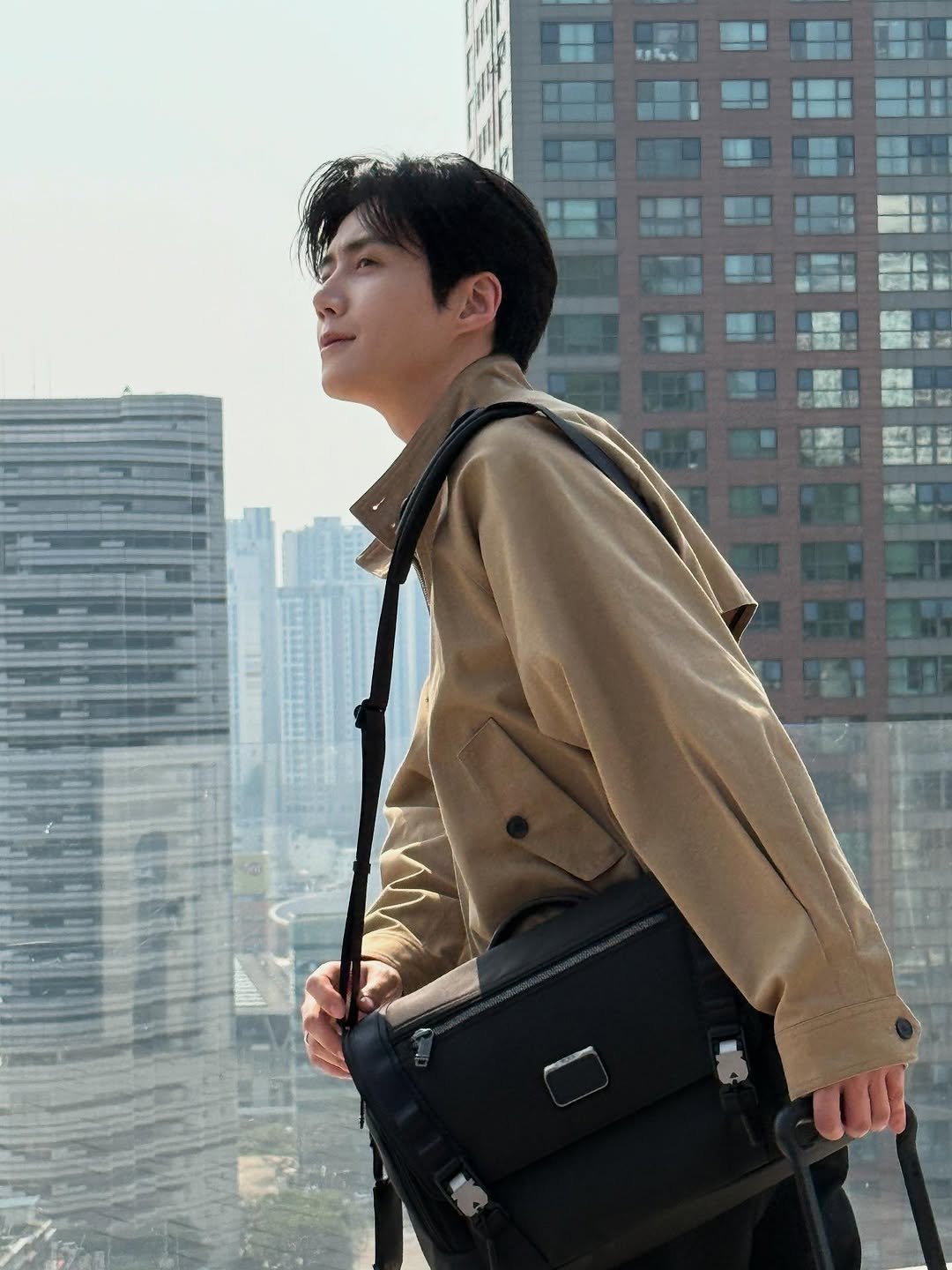 Photo shared by 김선호 on July 21, 2025 tagging @tumitravel. May be an image of duffle coat, tool bag, pouch, purse and briefcase.