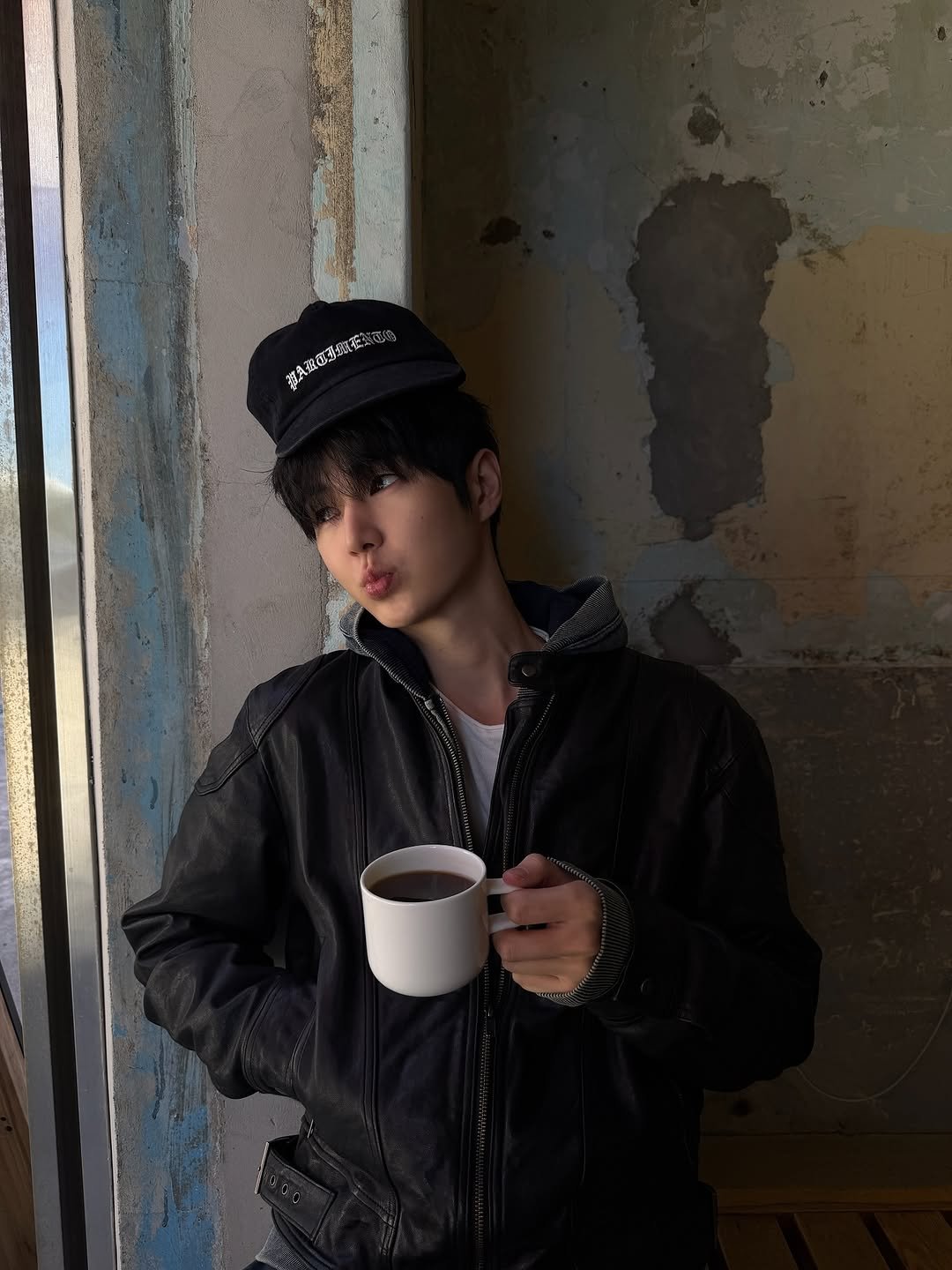 Photo by 정선혁 Seon Hyeok on November 08, 2025. May be an image of hat, parka, jacket and text.