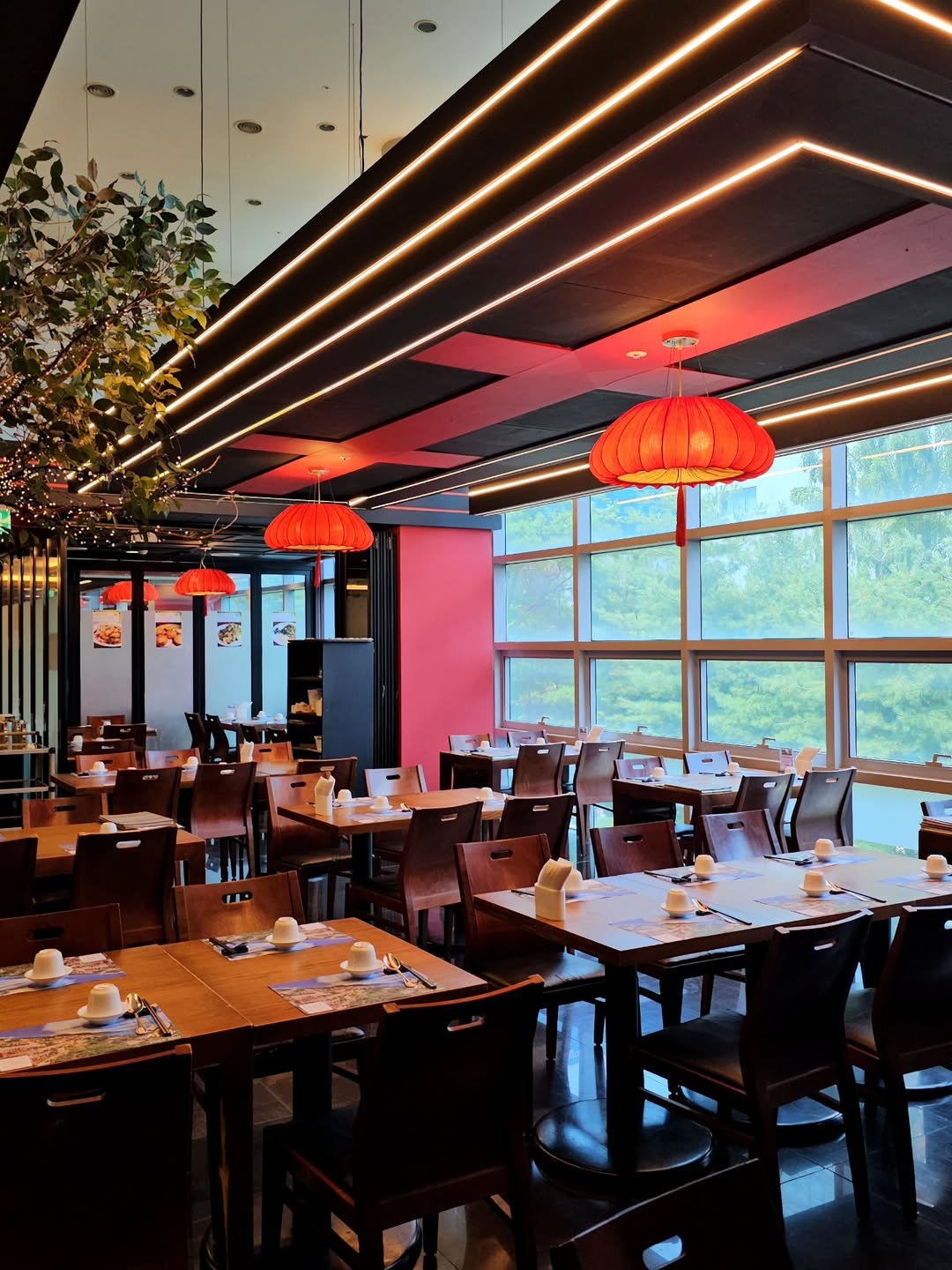 Photo by 마포구 상암동 중식당 서룡, 중국집 중화요리 맛집 on July 29, 2025. May be an image of lighting, lamp shade, indoors and text.