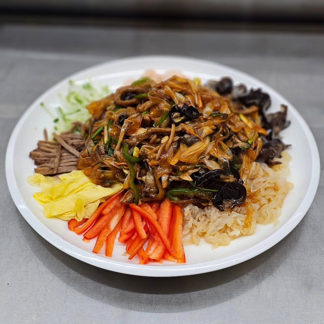 Photo by 마포구 상암동 중식당 서룡, 중국집 중화요리 맛집 on July 27, 2025. May be an image of noodles, ramen, tofu, shiitake mushrooms and text.
