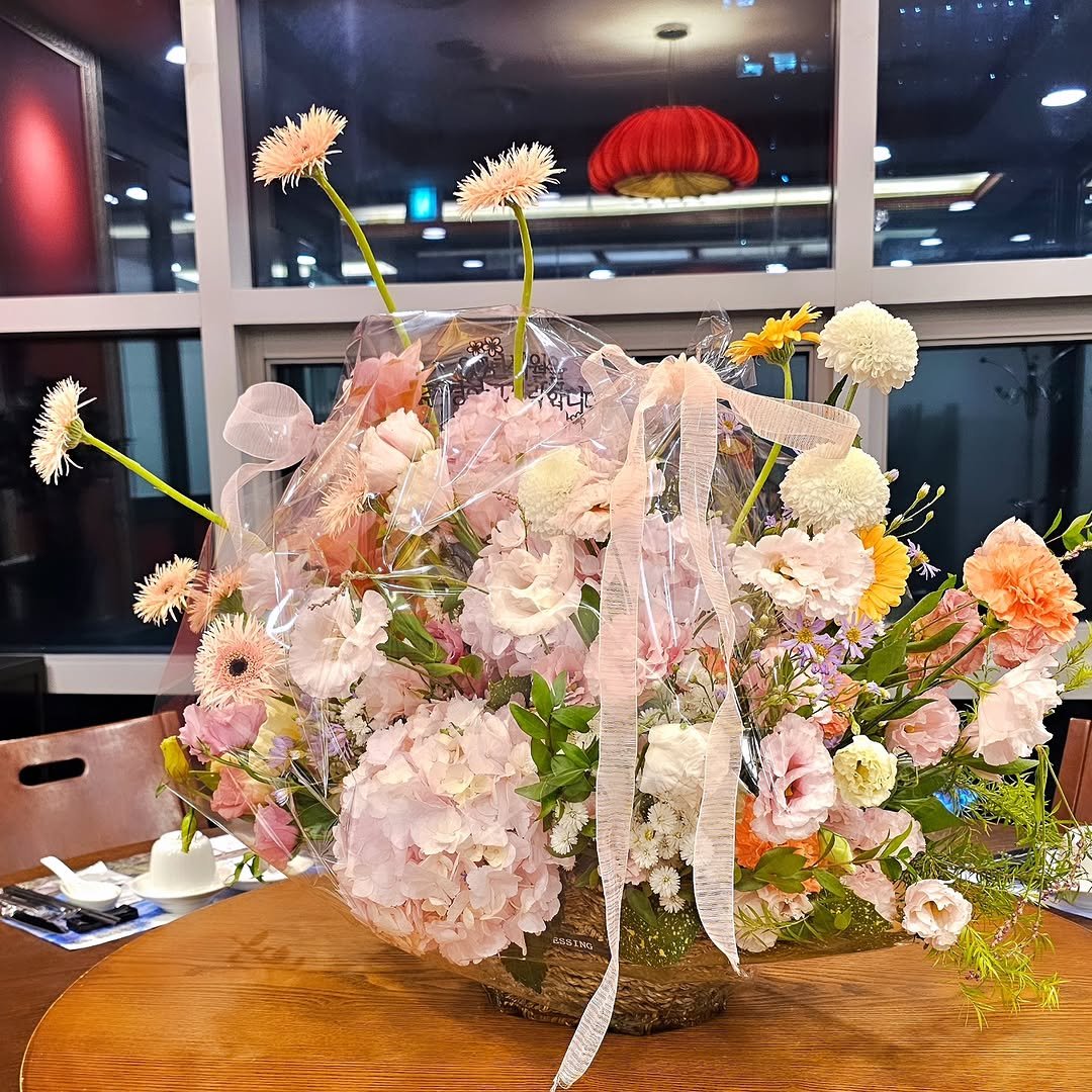 Photo by 서룡 | 마포구 상암동 중식당, 중국집 중화요리 맛집 on September 15, 2025. May be an image of flower arrangement, prairie gentian, baby's-breath, globe amaranth, peony, rose, carnation and text.